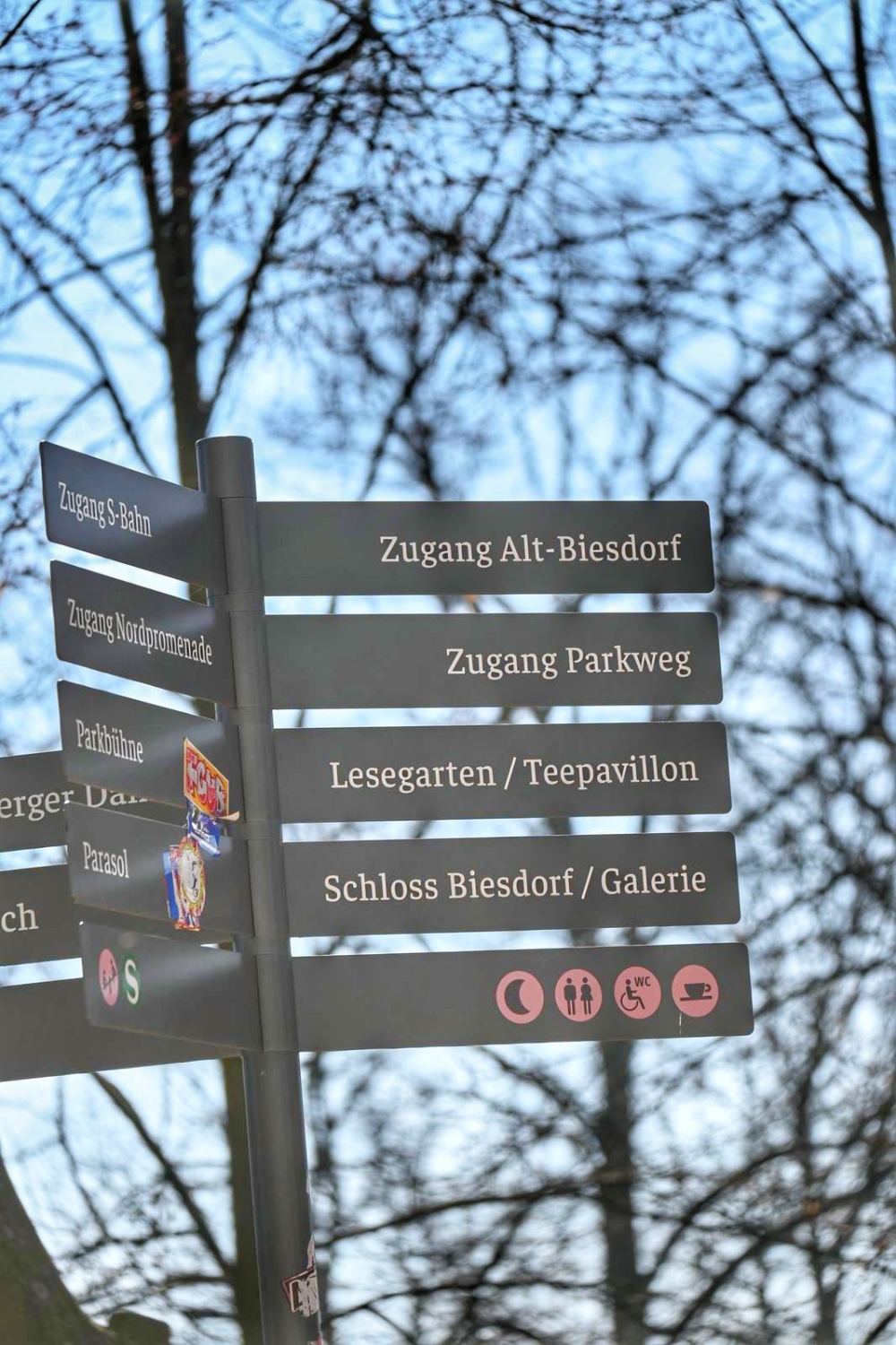 Wegweiser im Schlosspark Biesdorf