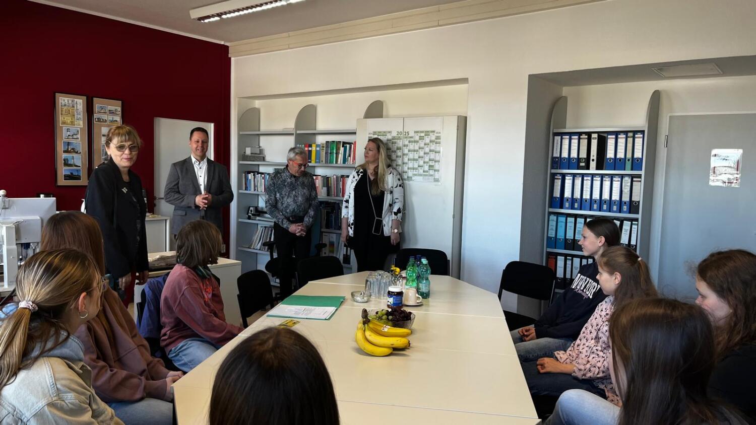 Bezirksstadtrat für Schule und Sport, Stefan Bley, begrüßt Mädchen zum Girls' Day