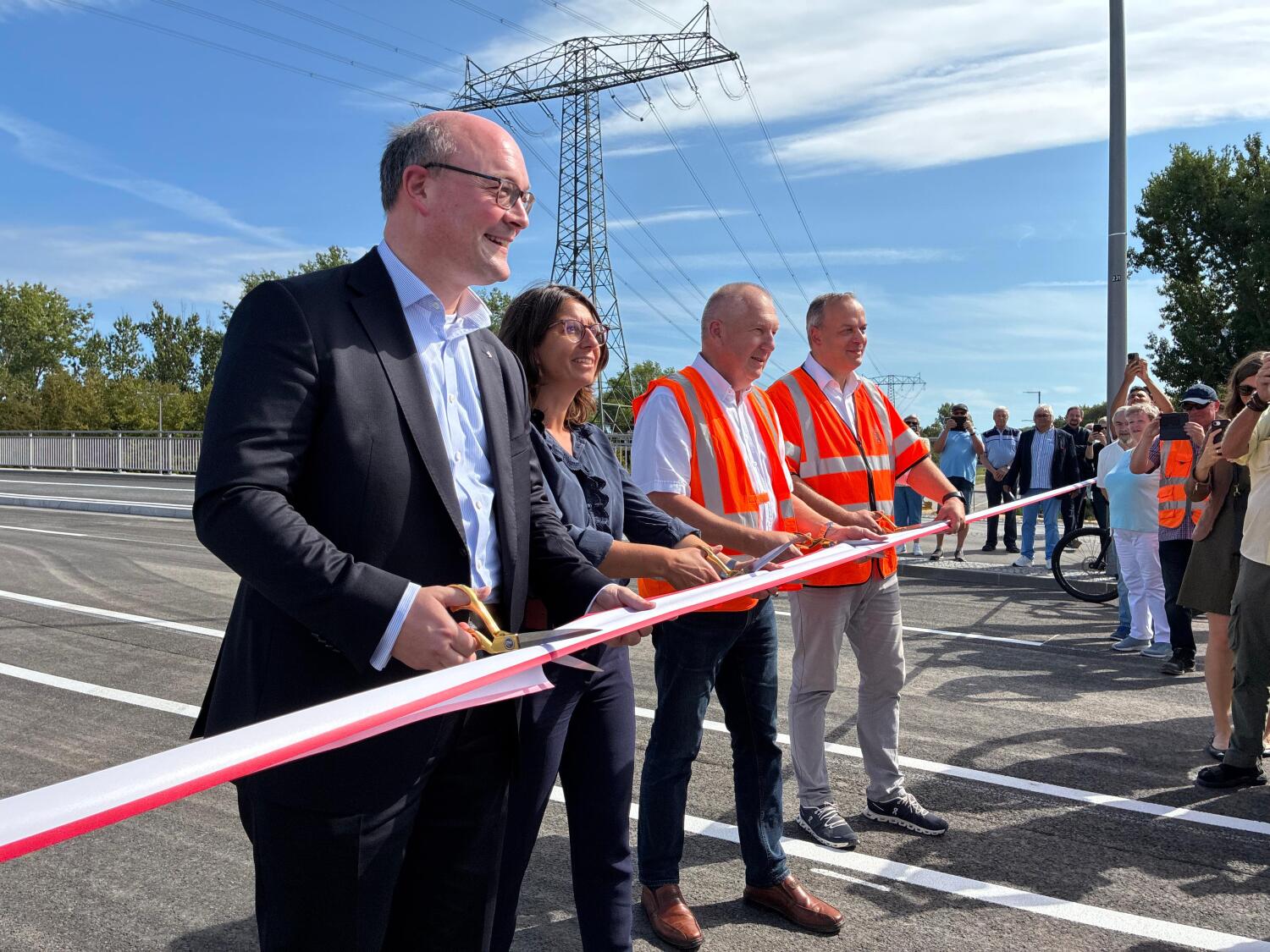 Staatssekretär für Mobilität und Verkehr, Arne Herz (li), mit Bezirksbürgermeisterin Nadja Zivkovic (2.v.l.)