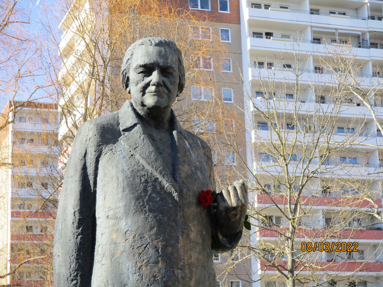 Clara-Zetkin-Denkmal mit Rose