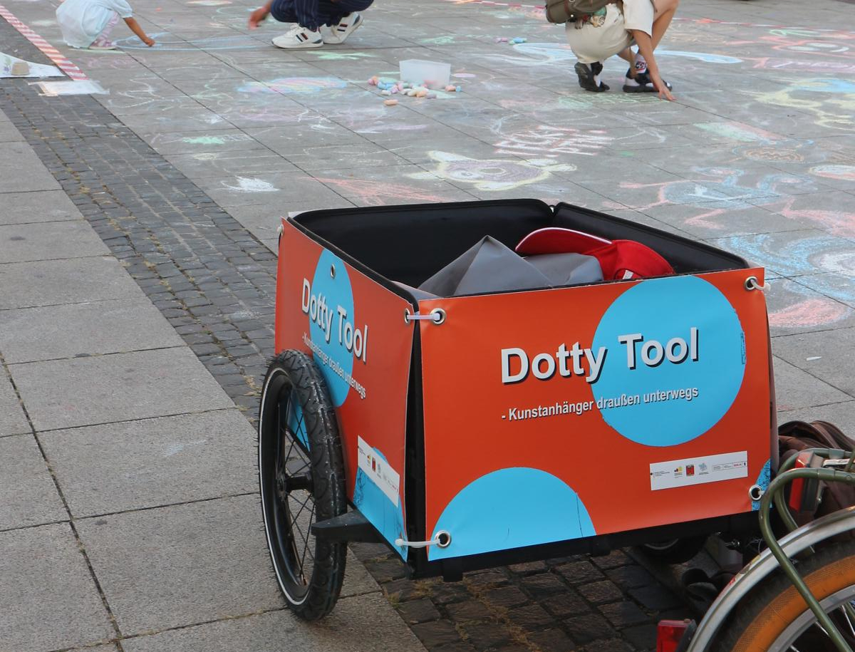 Ergebnisse des Kunstprojekts `Dotty Tool - Kunstanhänger draußen unterwegs`