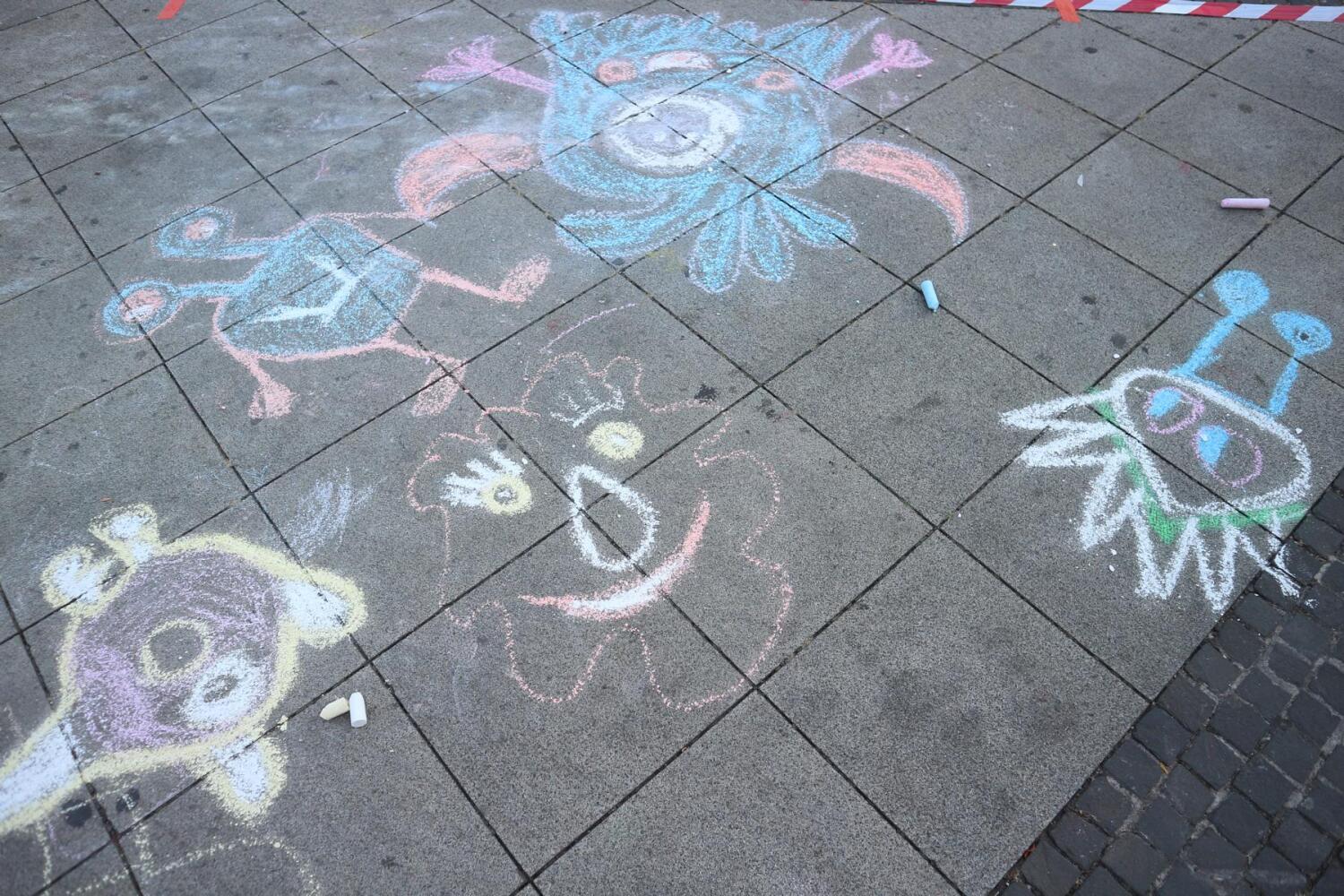 Ergebnisse des Kunstprojekts `Dotty Tool - Kunstanhänger draußen unterwegs`