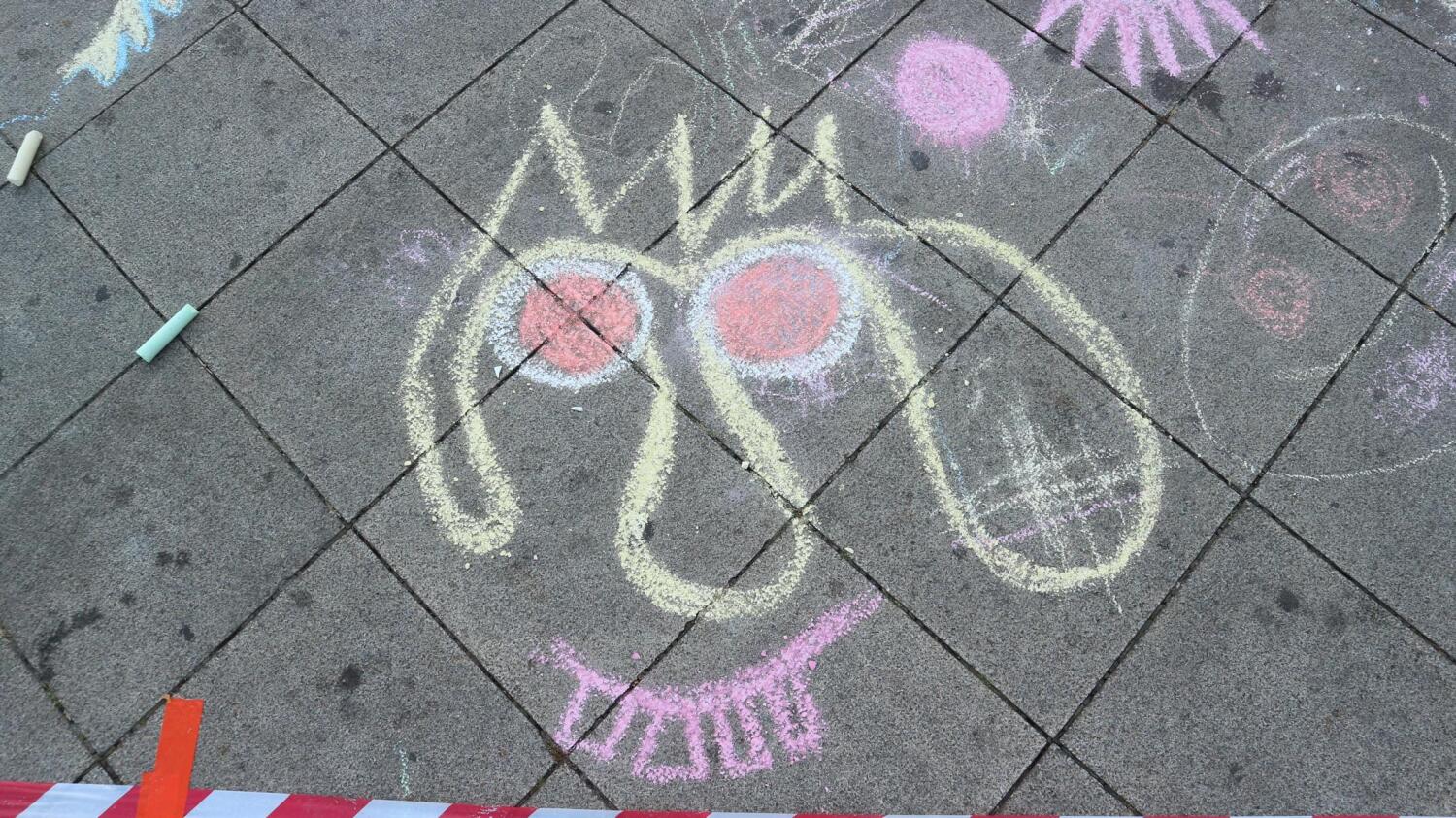 Ergebnisse des Kunstprojekts `Dotty Tool - Kunstanhänger draußen unterwegs`