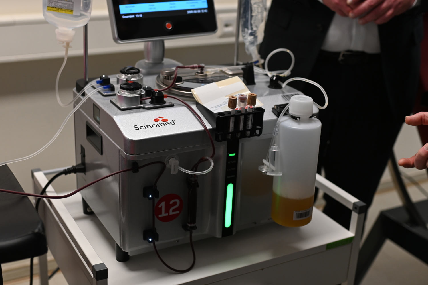 Apheresemaschine, die das Blut zentrifugiert und dadurch in seine unterschiedlichen Bestandteile aufteilt