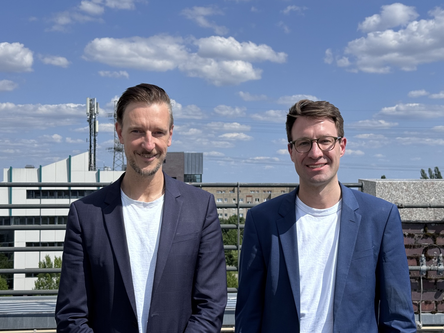Bezirksstadtrat für Gesundheit, Gordon Lemm (li), und der neue Leiter des Gesundheitsamts, Dr. Lukas Benedikt Müller (re)