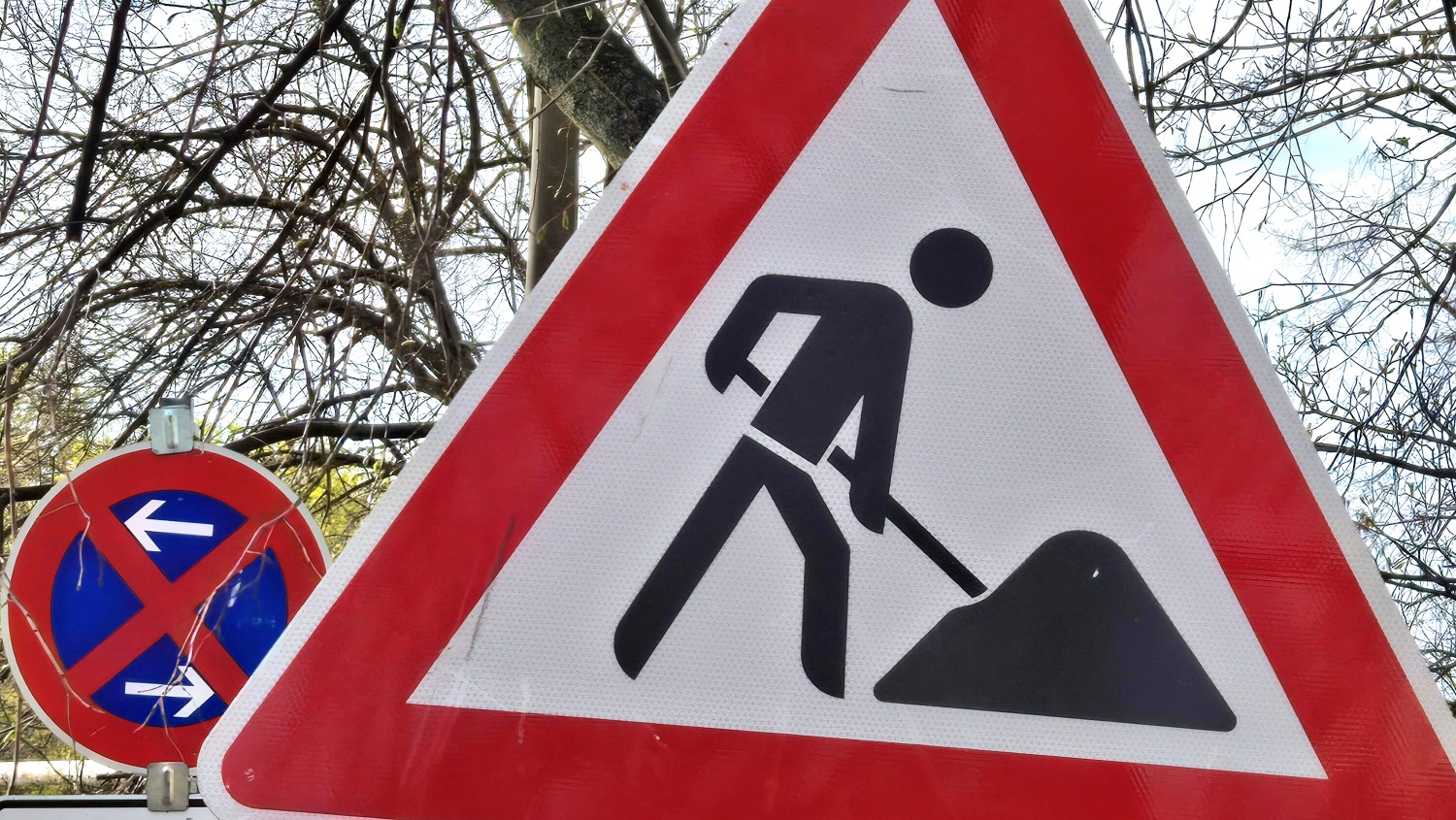 Baustellen- und Halteverbotsschild