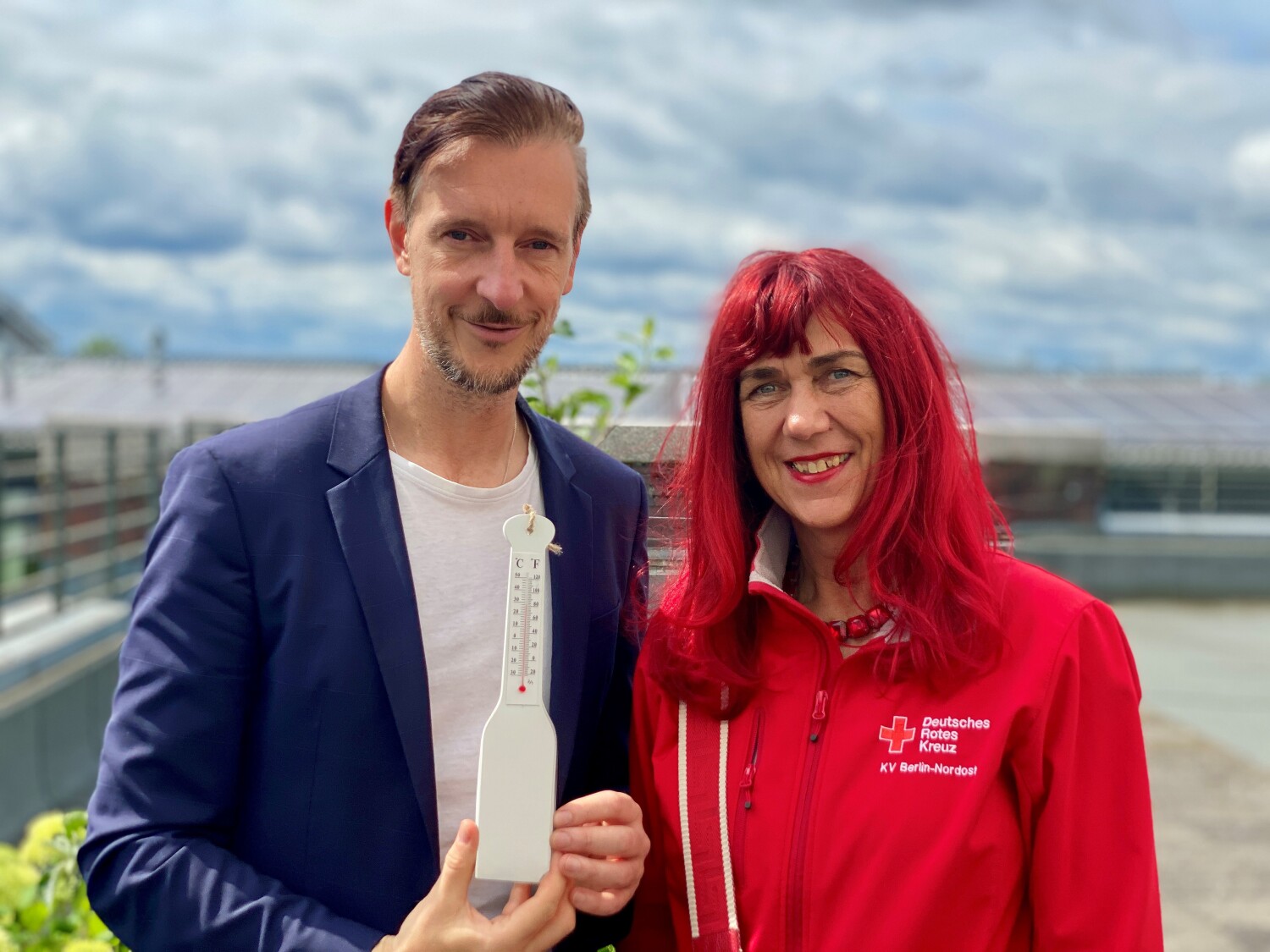 Gesundheitsstadtrat Gordon Lemm (li) und Kati Avci (re) vom DRK Berlin-Nordost e.V.