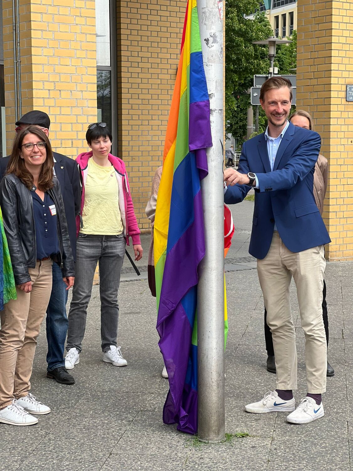Bezirksbürgermeisterin Nadja Zivkovic (li) und Bezirksstadtrat Gordon Lemm (re) hissen die Regenbogenflagge