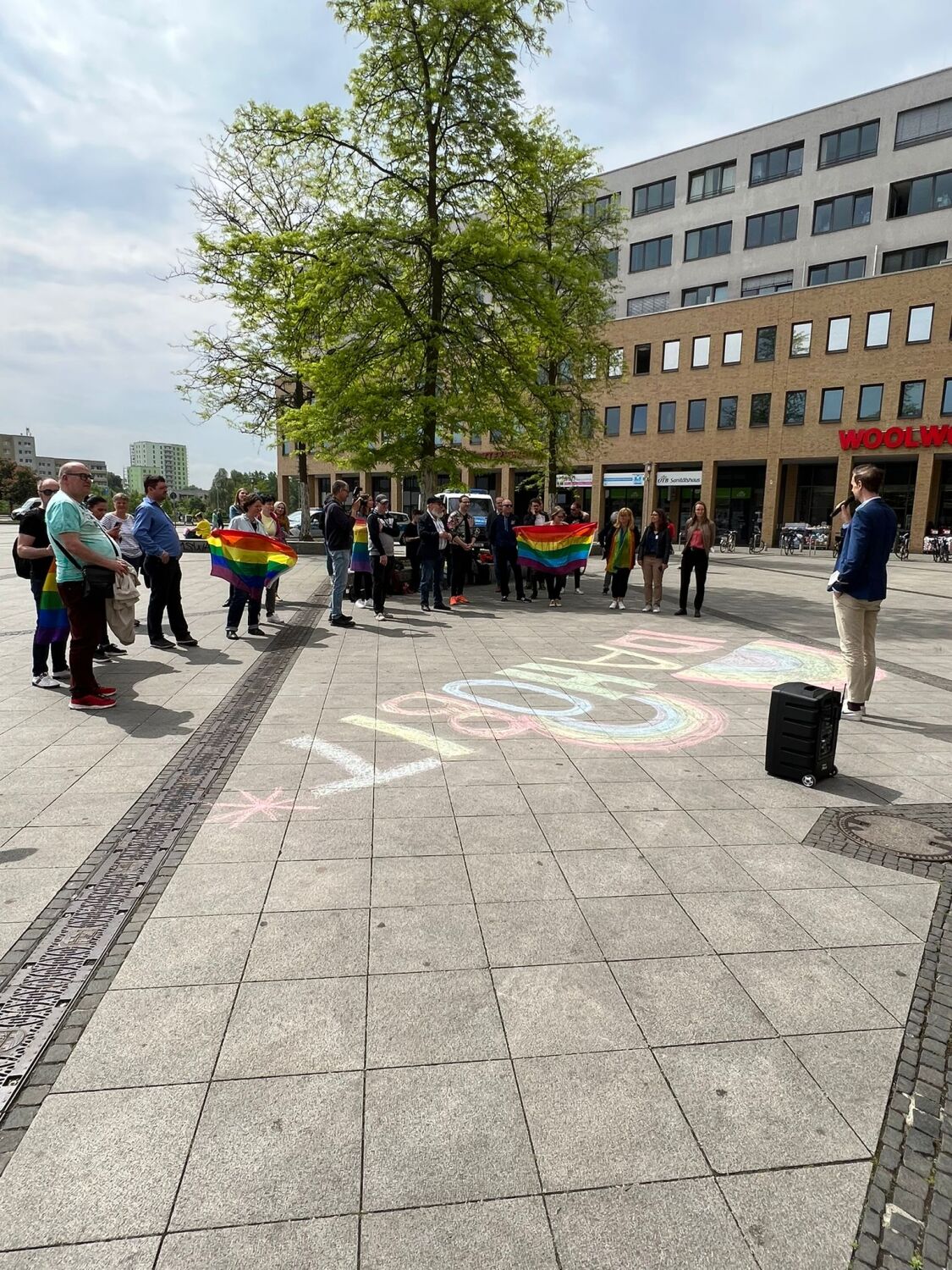 Fahnenhissung anlässlich des Aktionstags IDAHOBIT