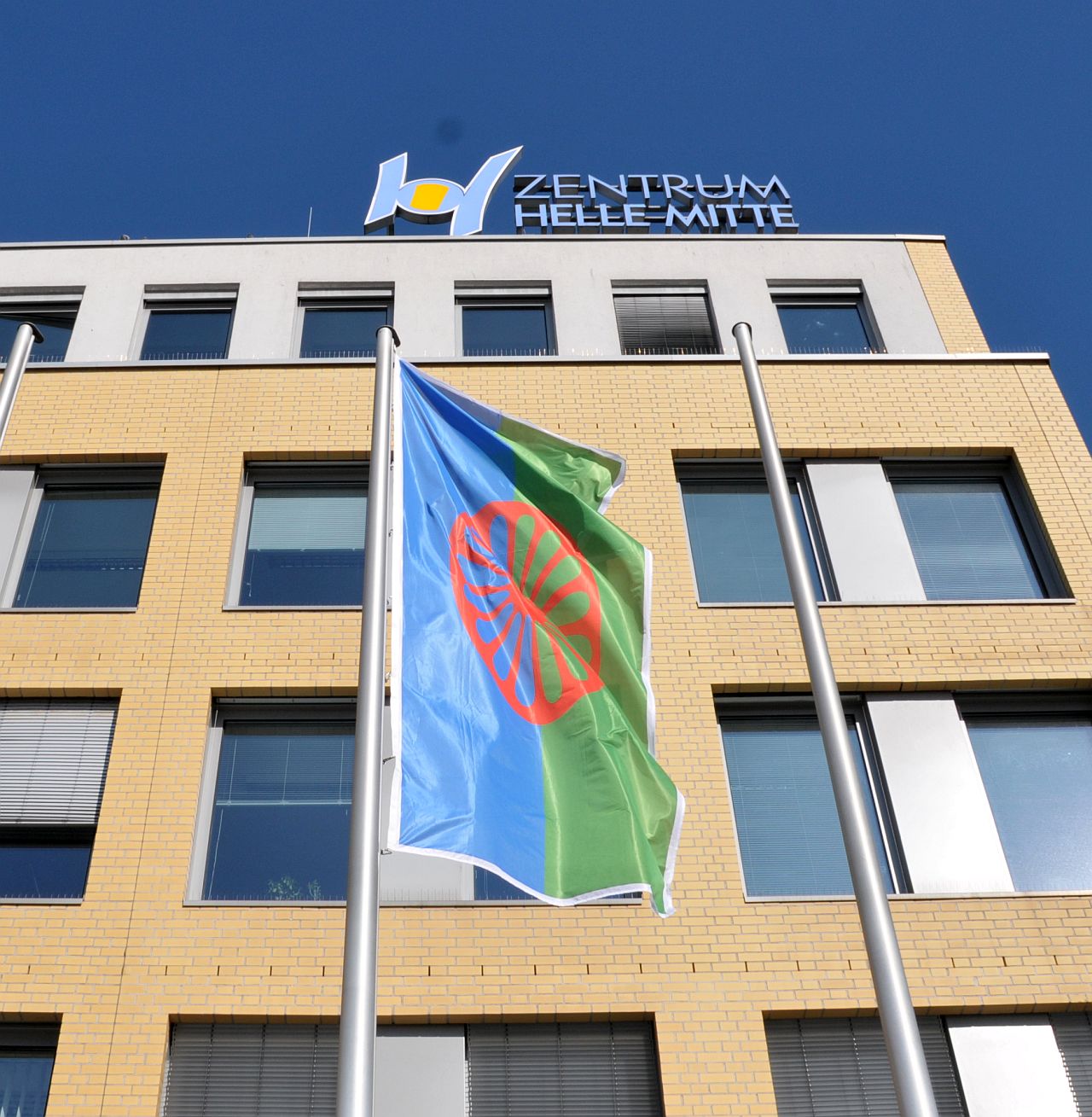 Roma-Flagge vor Rathaus Marzahn-Hellersdorf