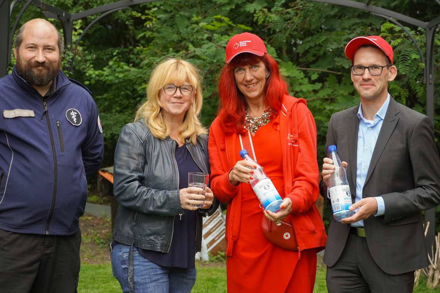 Juliane Witt (li) und Kati Avci (re) bereiten sich auf die Hitzewellen vor