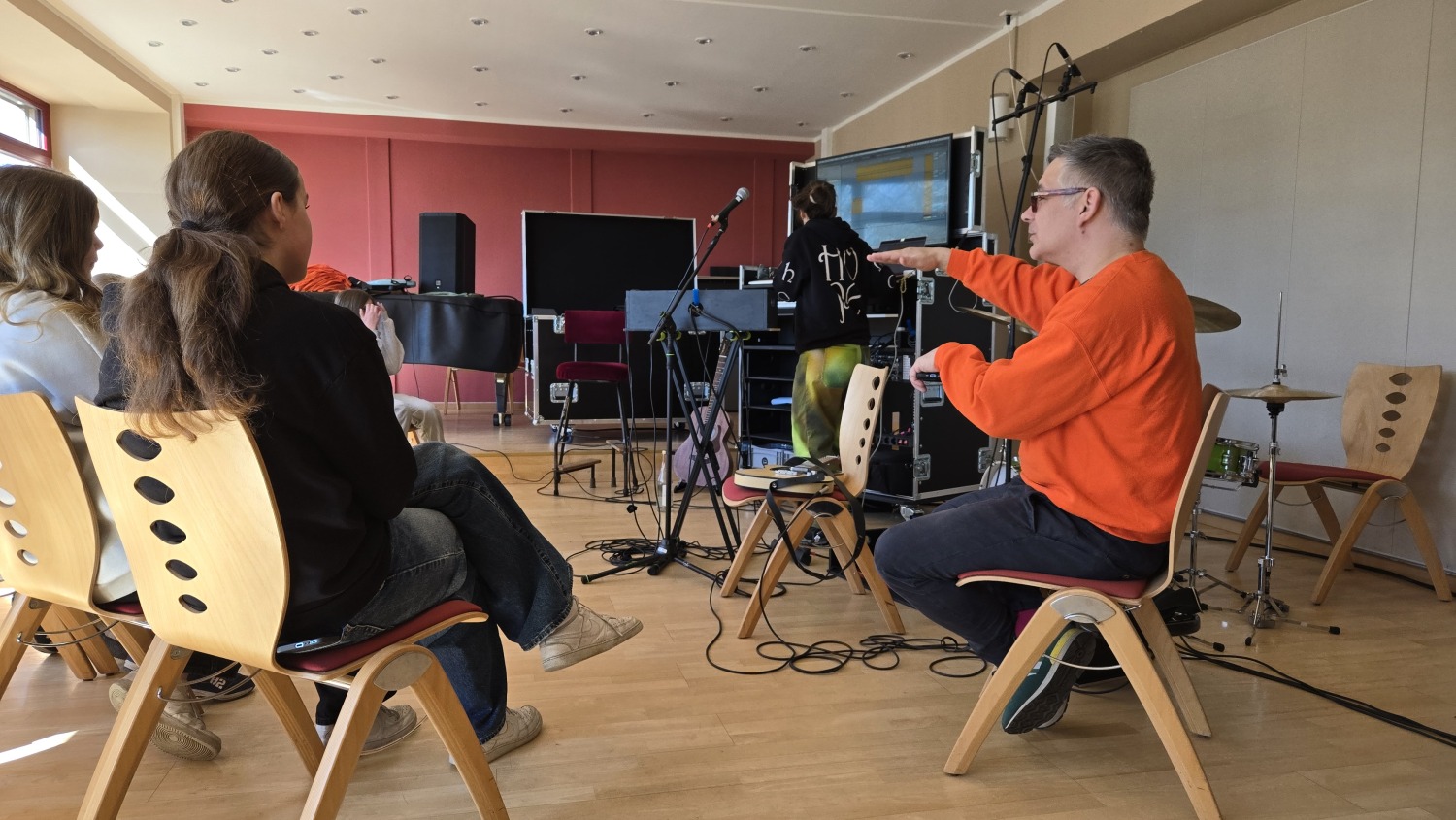 Hans-Werner-Henze-Musikschule: Tino Kahl erklärt den Mädchen die Arbeit in einem Musikstudio