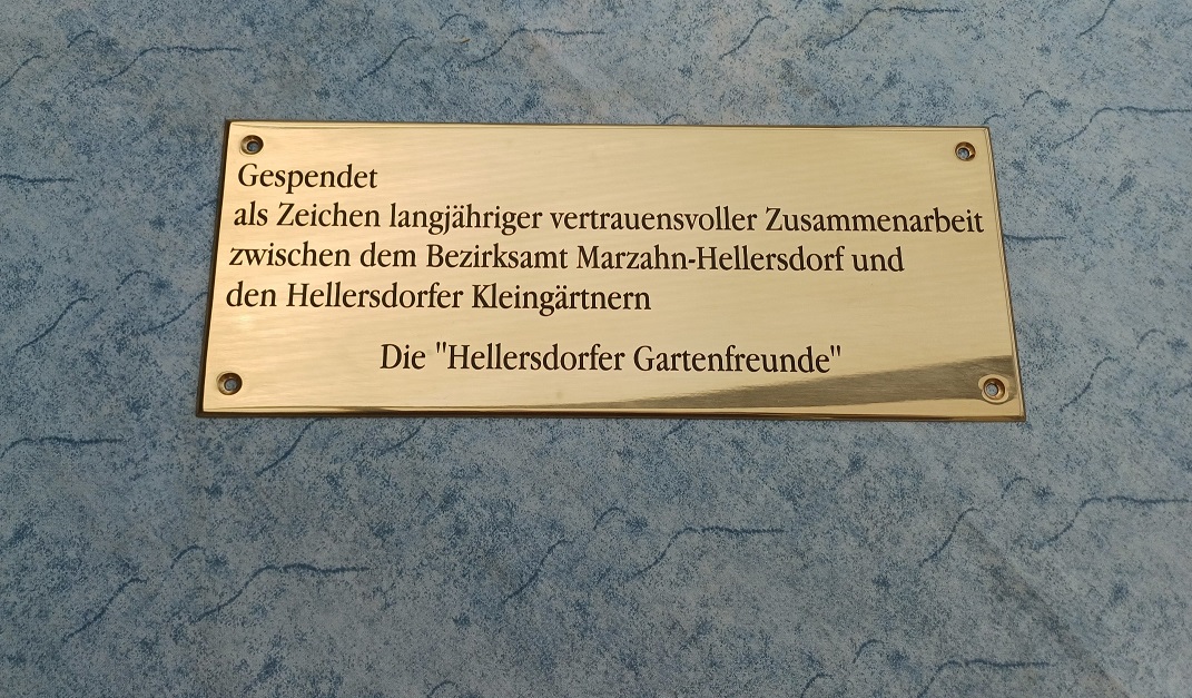 Plakette der Spende des Bezirksverbands der Gartenfreunde Berlin-Hellersdorf