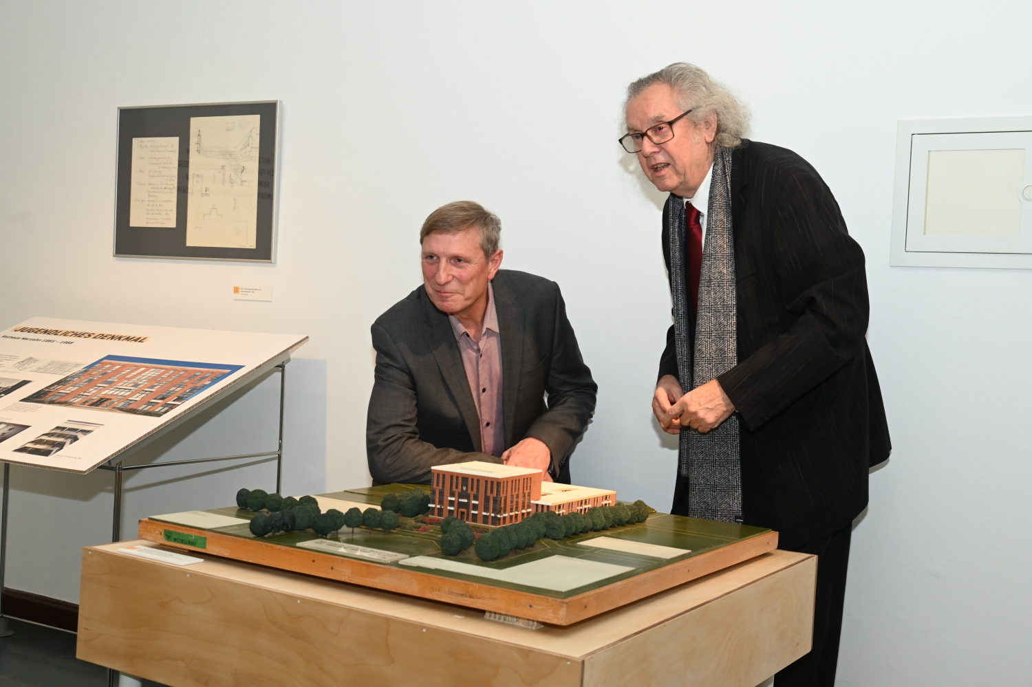 Prof. Wolf R. Eisentraut (rechts) und Dr. Oleg Peters (links) im Bezirksmuseum Marzahn-Hellersdorf
