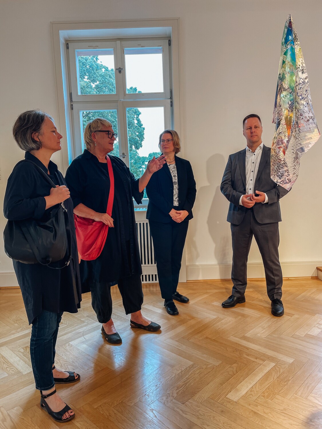 Dr. Angelika Weißbach, Karin Scheel, Katja Kaiser und Stefan Bley (v.l.n.r.) in der aktuellen Ausstellung "Lumen" der Galerie Schloss Biesdorf