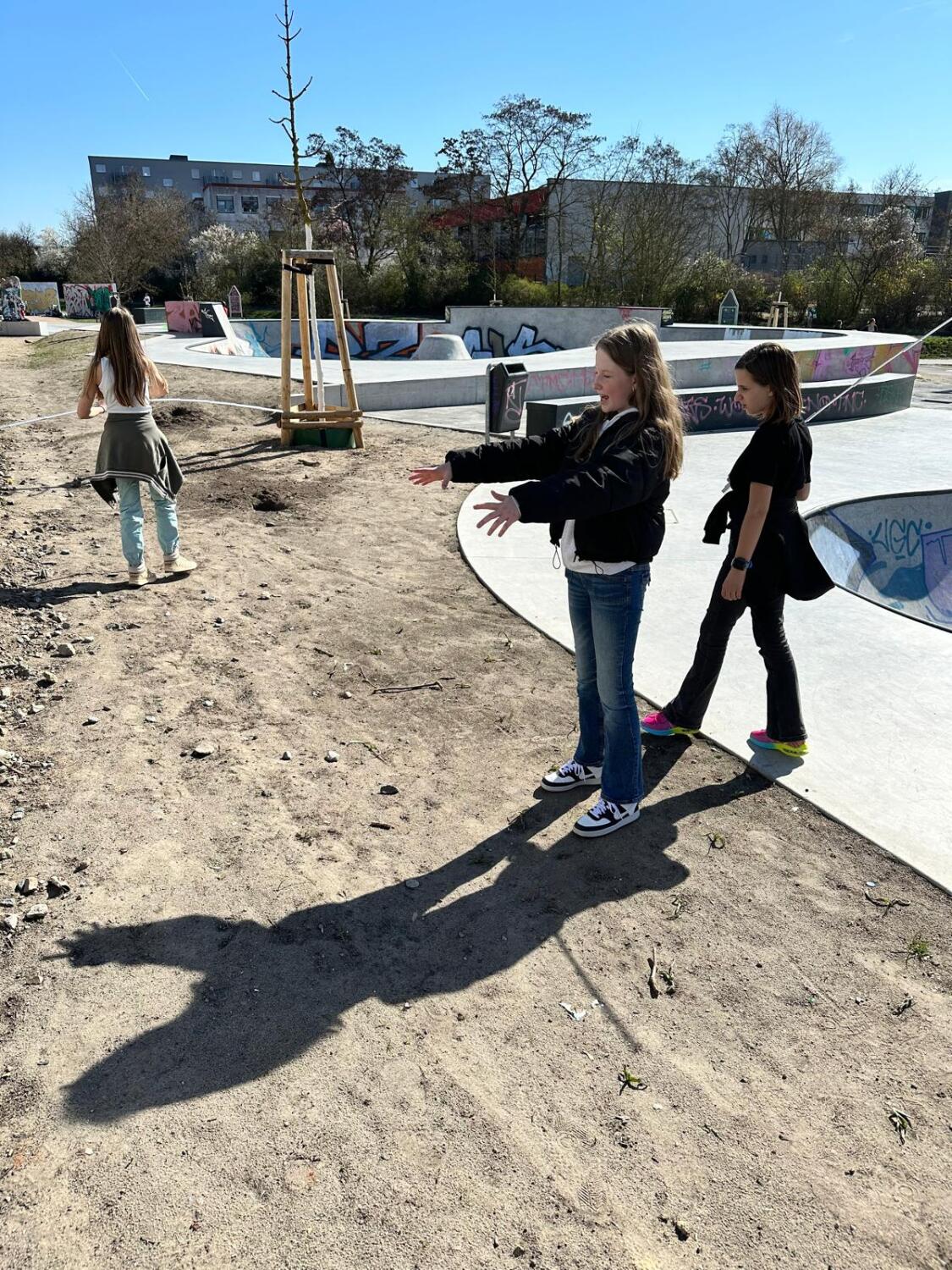 Straßen- und Grünflächenamt: Matilda, Laura und Philine vermessen Skateanlage