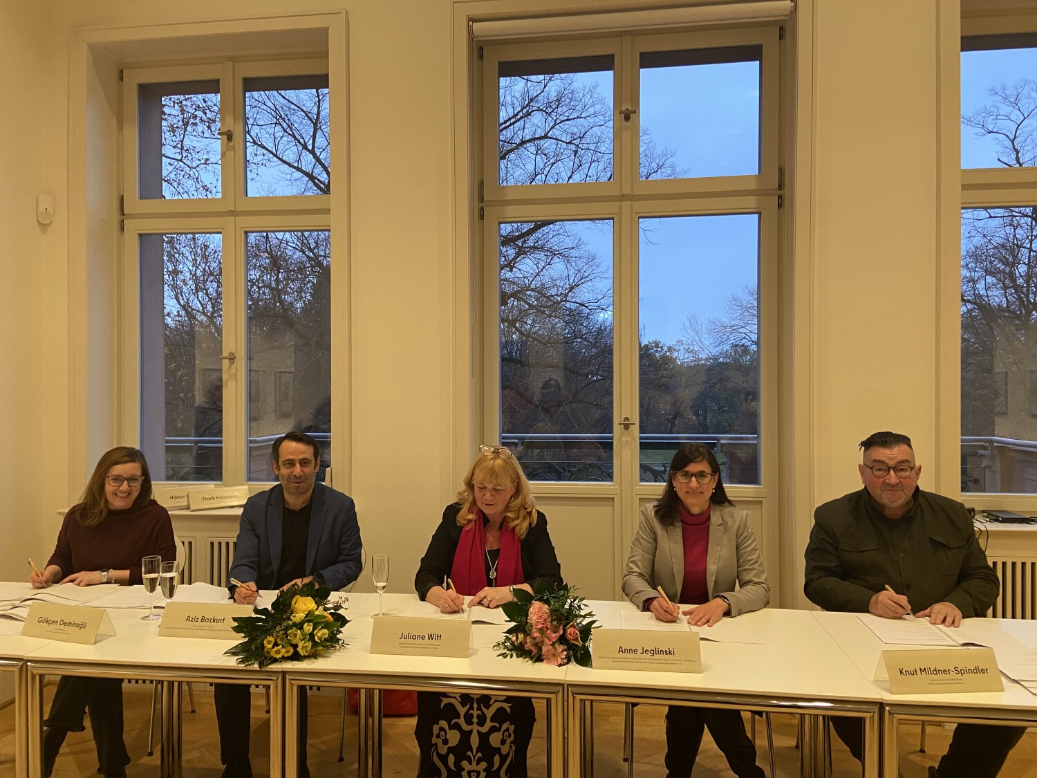Vertragsunterzeichnung zur Stärkung der Stadtteilzentren in Marzahn-Hellersdorf (v.l.n.r.: Gökçen Demirağlı, Aziz Bozkurt, Juliane Witt, Anne Jeglinski, Knut Mildner-Spindler