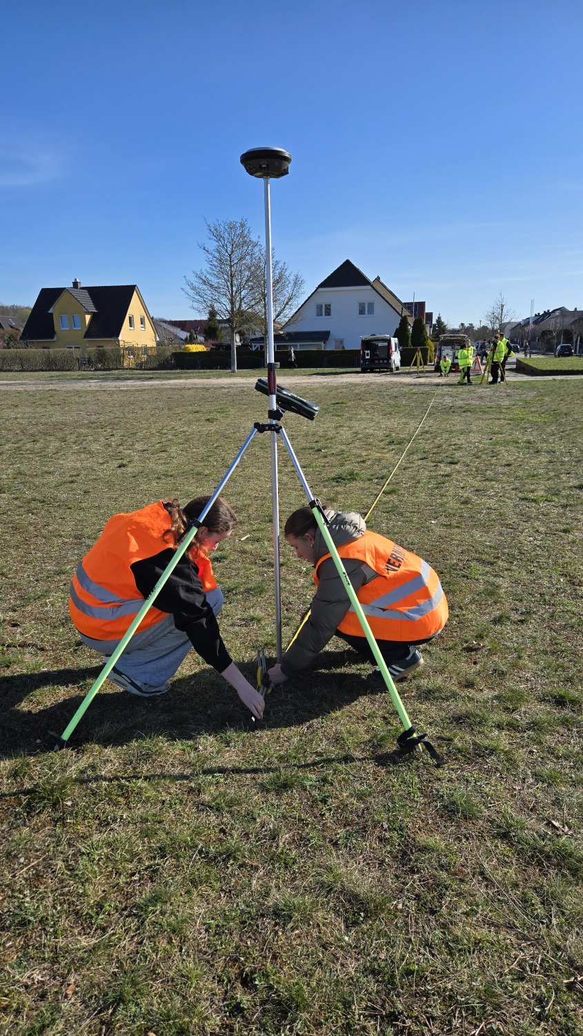 Amt für Stadtentwicklung: Johanna und Marlen messen die Weite der Schmetterlingswiese