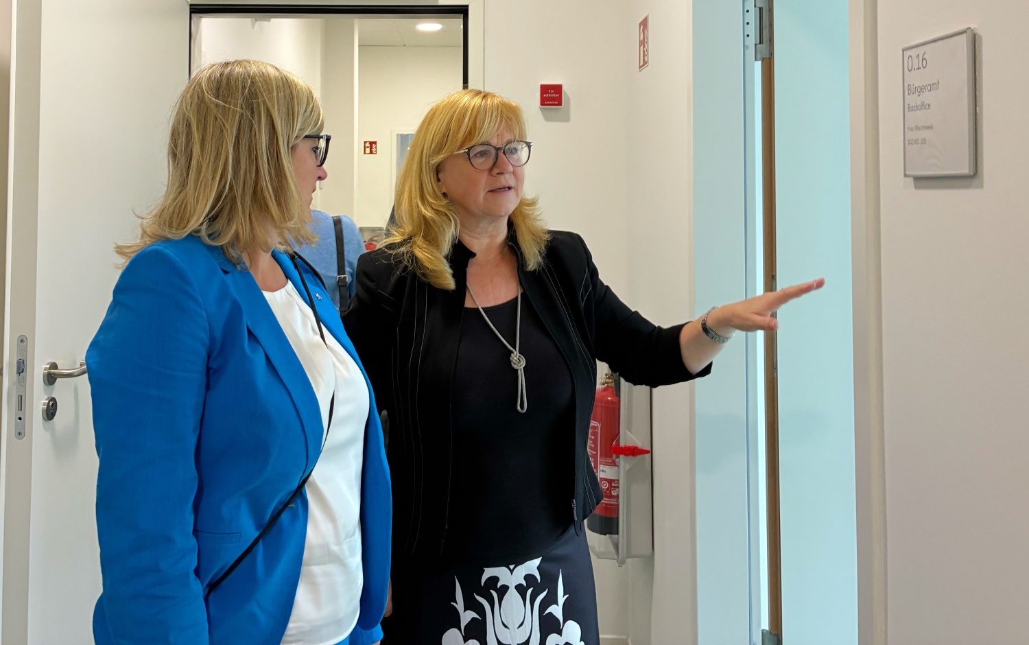 Martina Klement (re), Chief Digital Officer des Landes Berlin und Staatssekretärin für Digitalisierung und Verwaltungsmodernisierung, im Gespräch mit Juliane Witt (li)