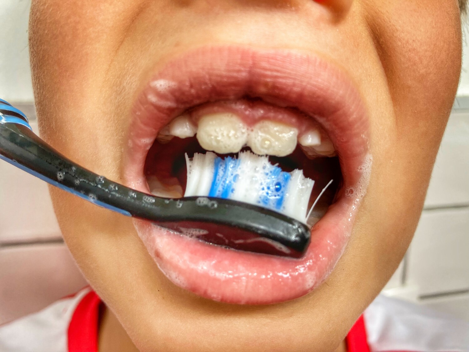 Kind putzt die Zähne