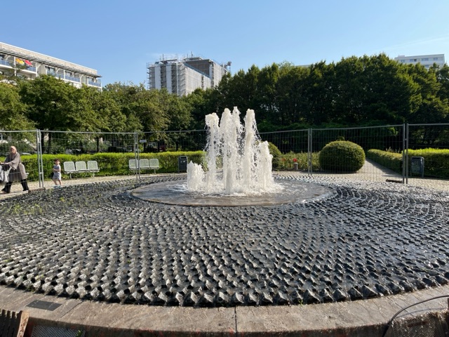 Zierbrunnen auf Clara-Zetkin-Platz (mittlerweile ohne Bauzaun)