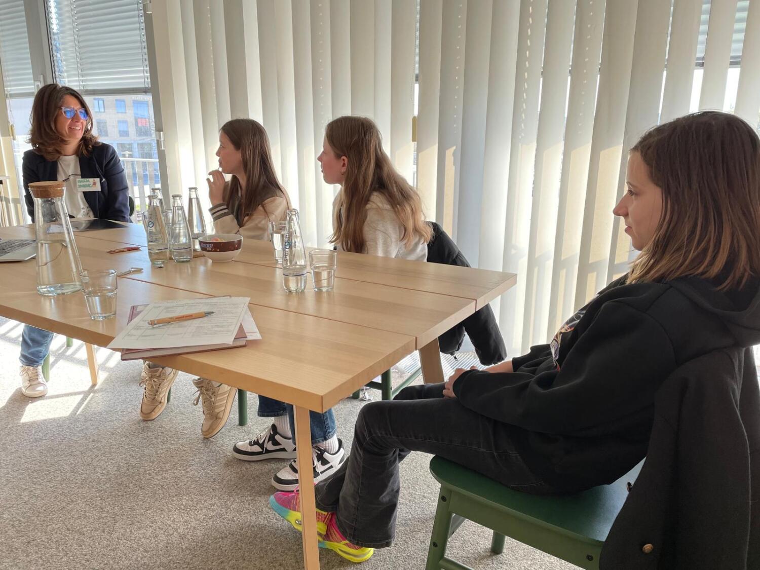 Matilda, Laura und Philine bei Bezirksbürgermeisterin Nadja Zivkoviv im Büro