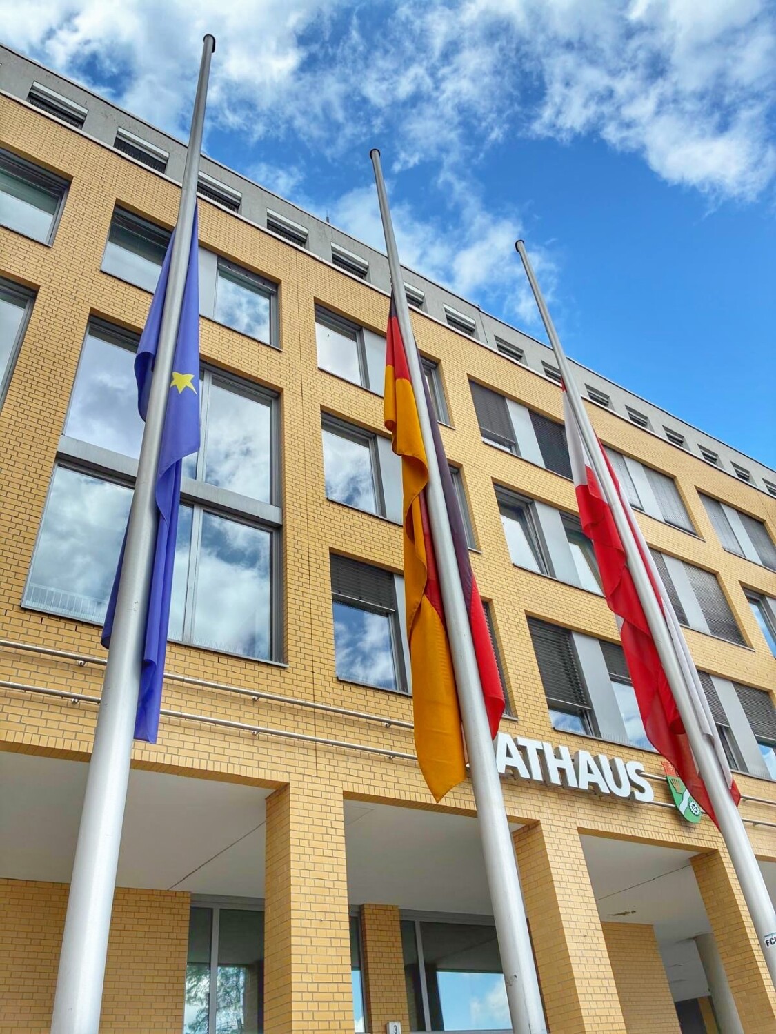 Nach Anschlag auf den Christopher Street Day: Trauerbeflaggung an den Rathäusern Marzahn und Hellersdorf