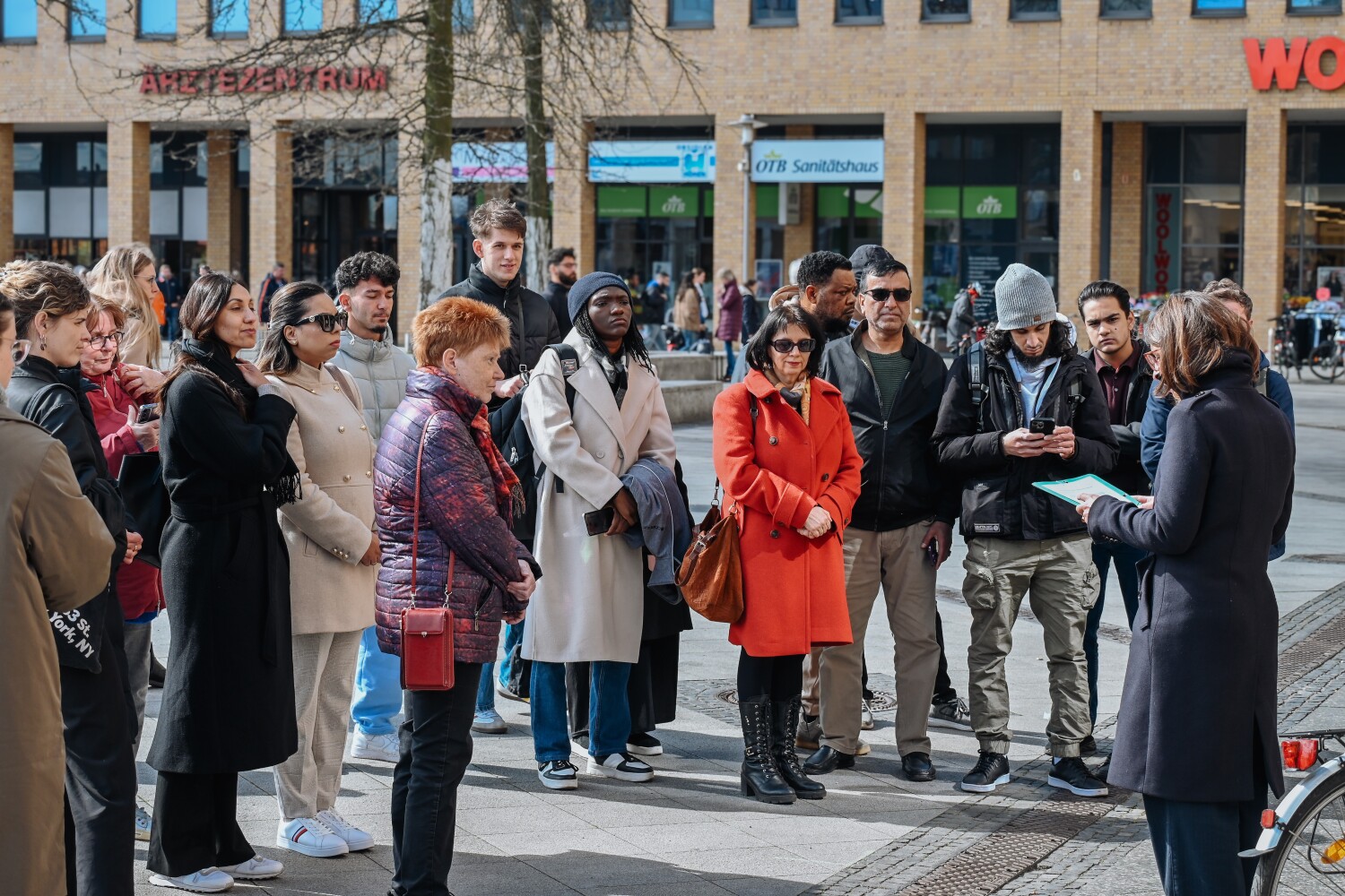 Flaggenhissung anlässlich des Internationalen Roma-Gedenktags am 8. April 2025