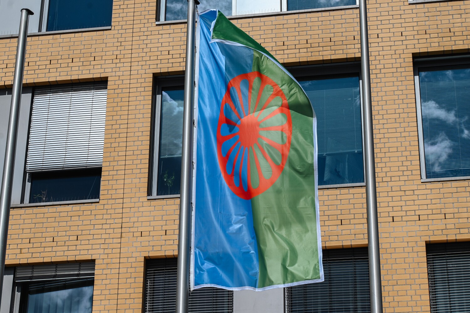 Flaggenhissung anlässlich des Internationalen Roma-Gedenktags am 8. April 2025
