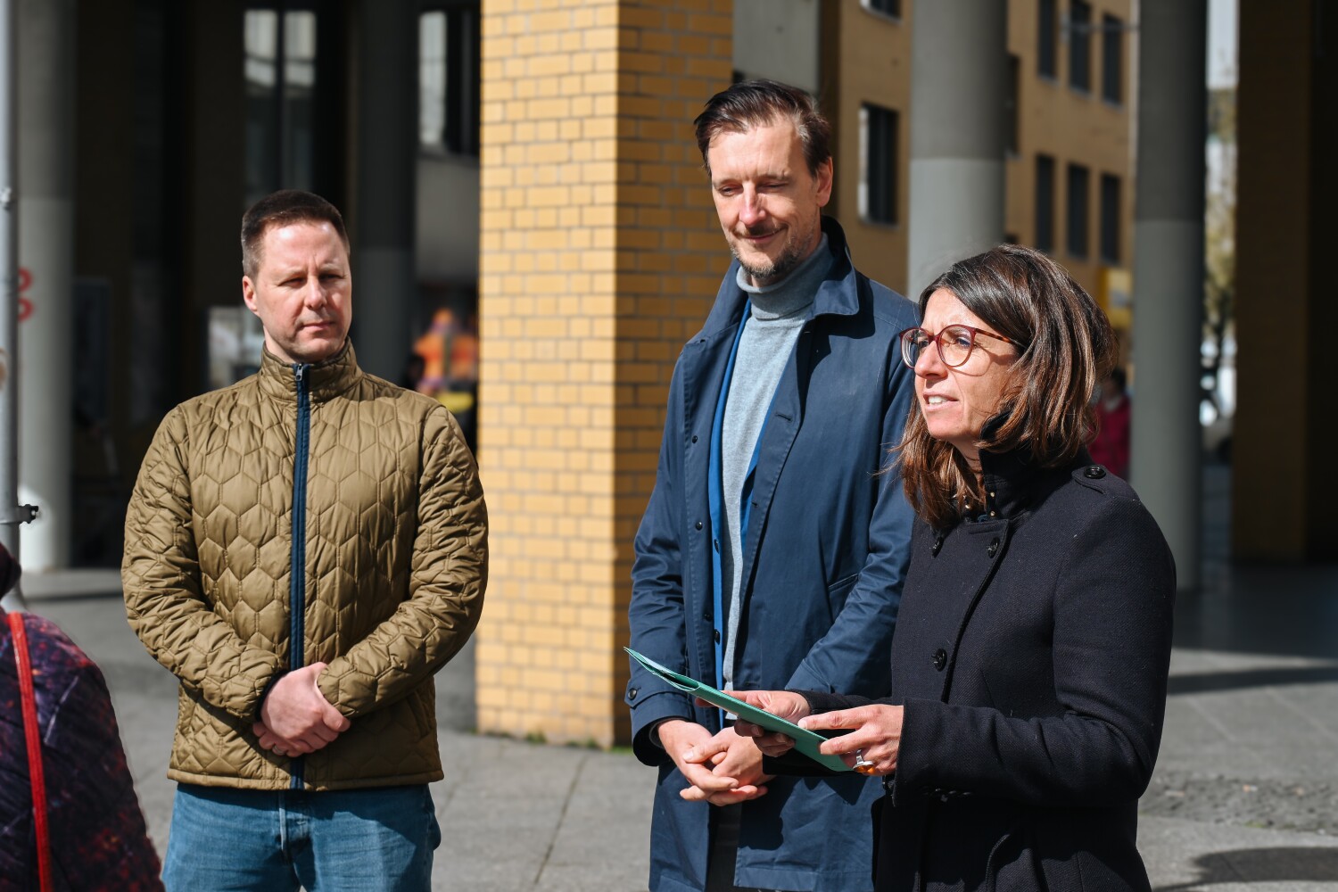 Flaggenhissung anlässlich des Internationalen Roma-Gedenktags am 8. April 2025