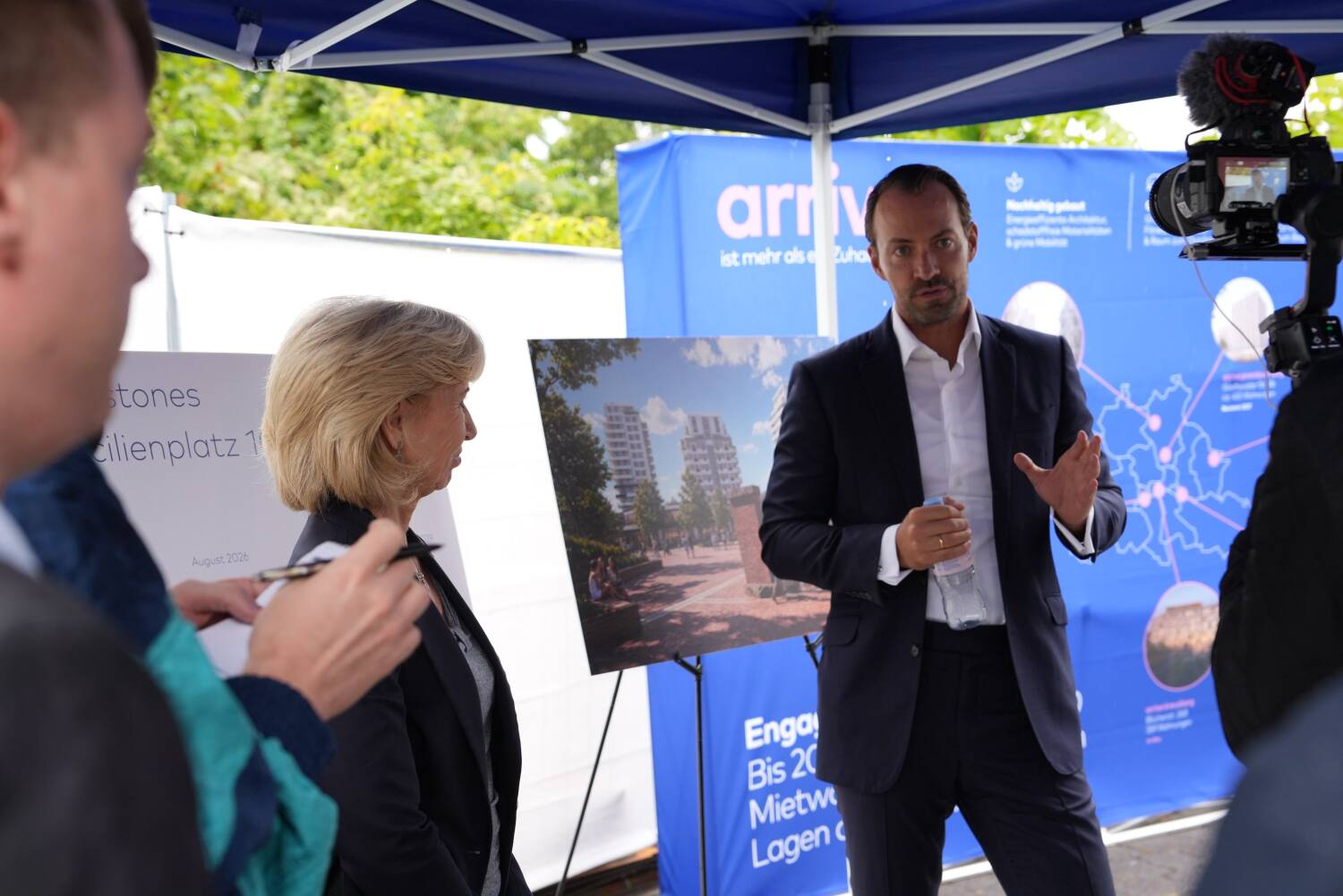Start der Abrissarbeiten am Cecilienplatz in Marzahn-Hellersdorf: Bezirksstadträtin für Stadtentwicklung, Heike Wessoly und Sebastian Fischer, Vorstand und Gesellschafter der Primus Immobilien AG