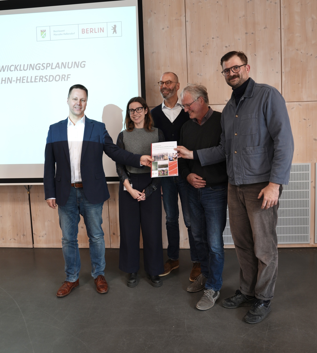 v.l.n.r. BzStR Stefan Bley, SenInnSport Stefanie Burgstaller, bezirkliche Sportförderung Frank Kolbe & Konstantin Pape (INSPO)