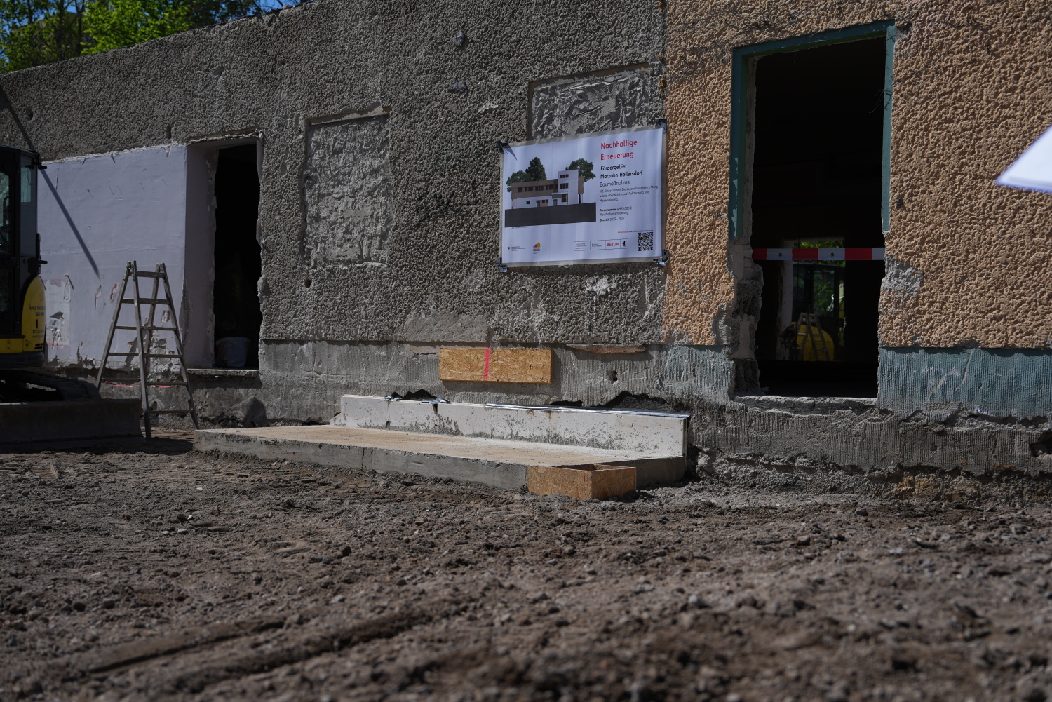 Fassade der JFE "Die Klinke" während der Sanierung