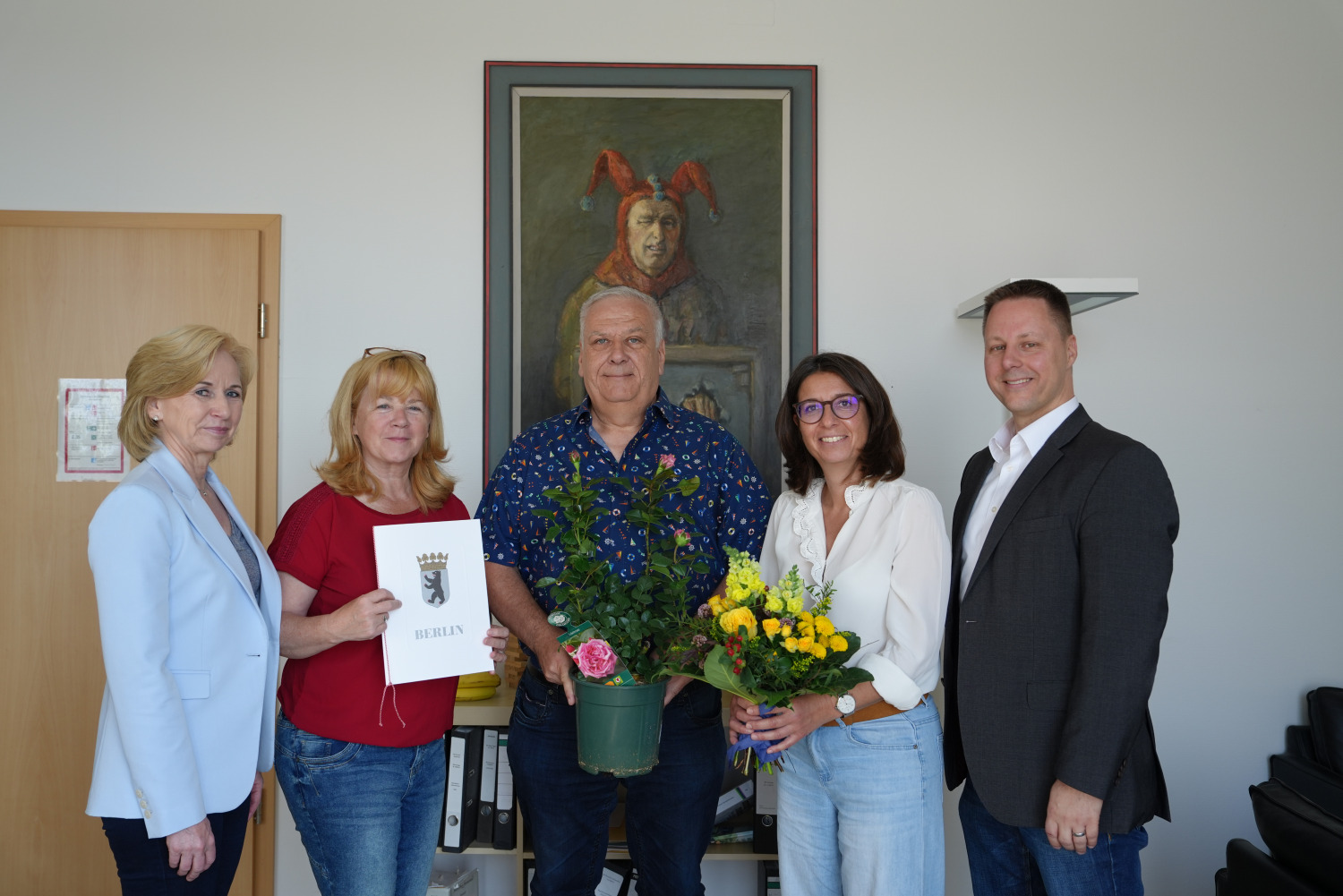 Bezirksamt Marzahn-Hellersdorf ehrt langjährigen Geschäftsführer von BALL e.V. (v.l.n.r.: Heike Wessoly, Juliane Witt, Frank Holzmann, Nadja Zivkovic, Stefan Bley)