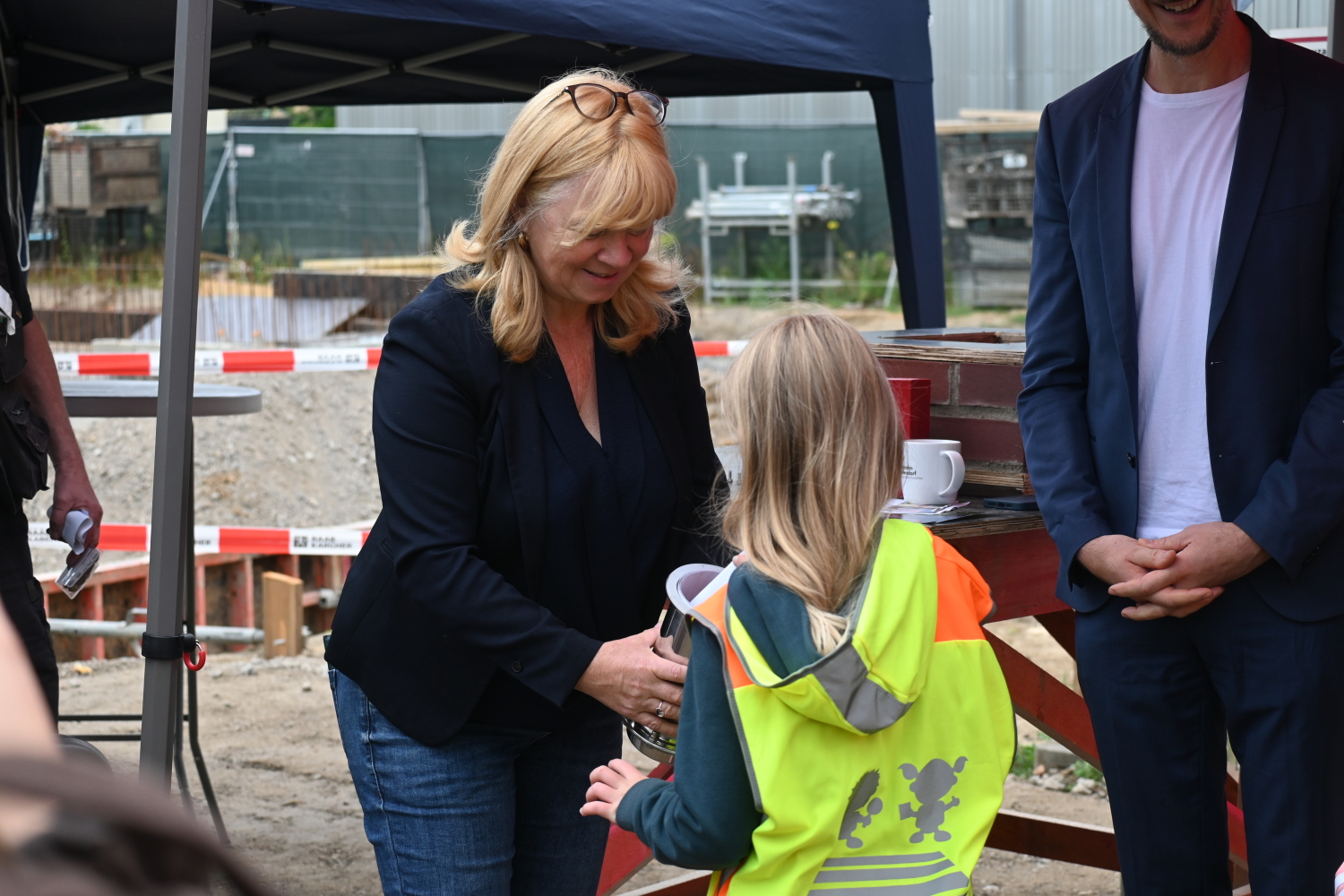 Baustart für die erste Jugendfreizeiteinrichtung in Mahlsdorf | Sozialstadträtin Juliane Witt mit Kind und Zeitkapsel
