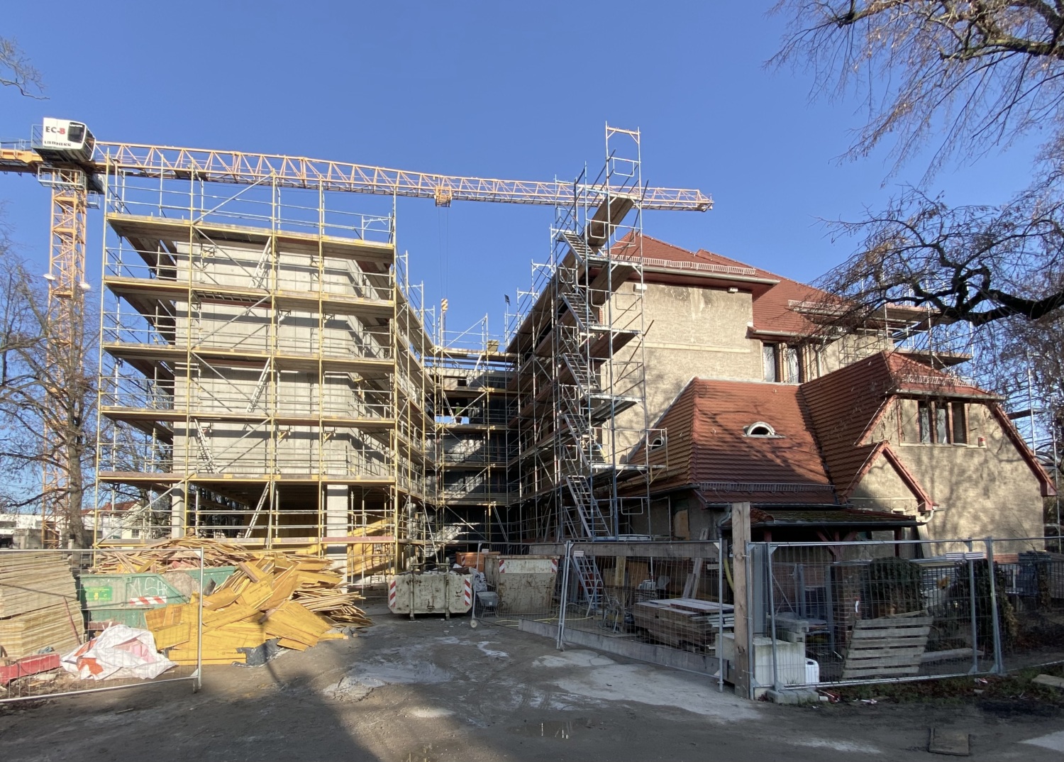 Eingangsseite der Schule