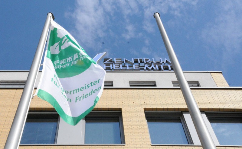 Die "Mayors for Peace"-Flagge vor dem Rathaus Hellersdorf