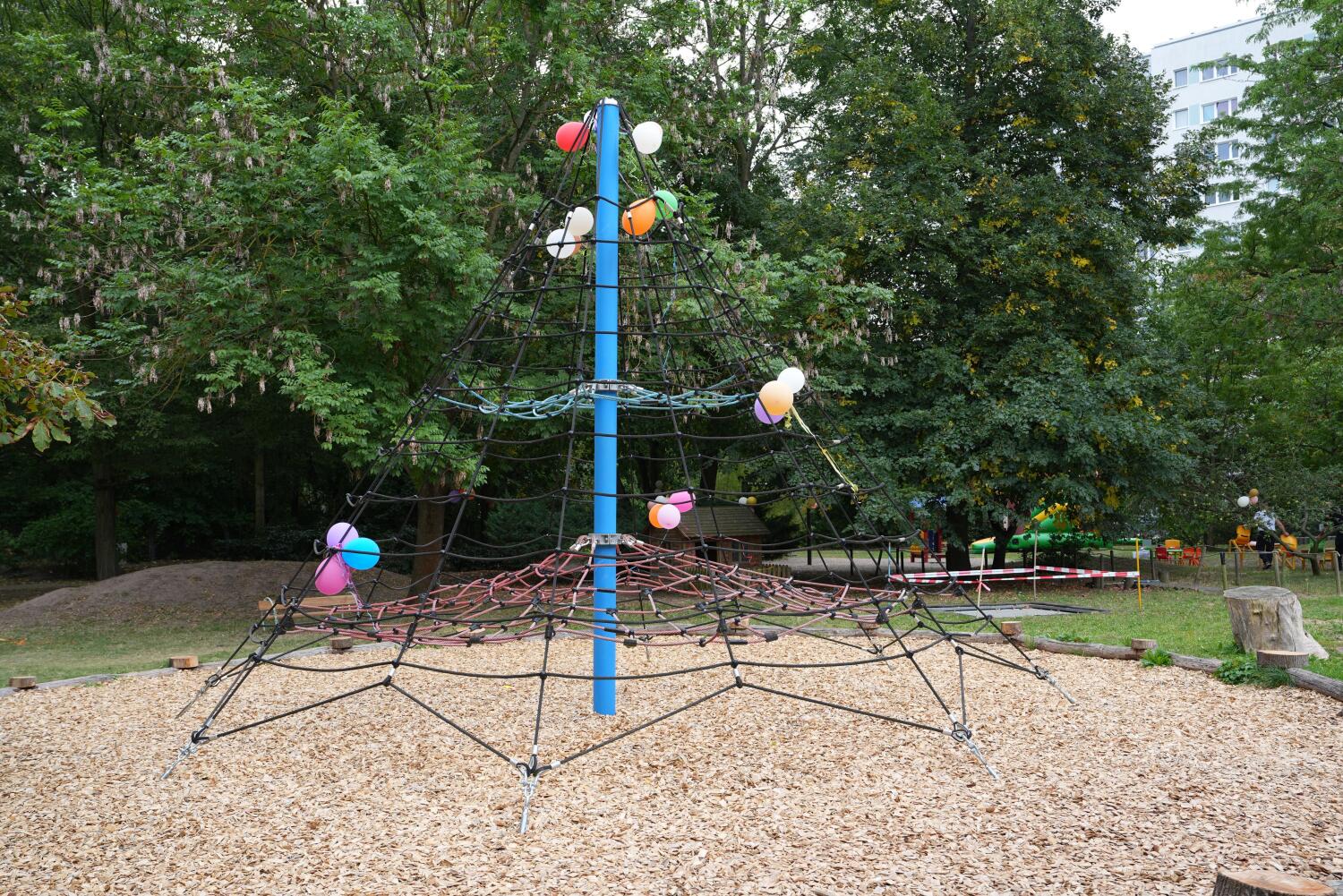 Kletterspinne in modernisierter Kita Raupe Nimmersatt in Marzahn