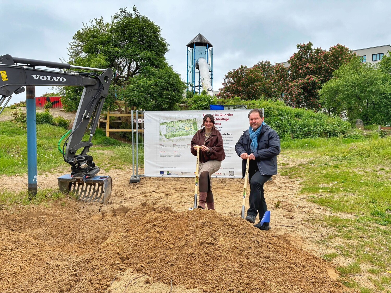 Spatenstich für den Liberty Park: Angelique Schmidt, Leiterin des Straßen- und Grünflächenamts Marzahn-Hellersdorf, und Hendrik Hübscher, Referatsleitung SenStadt, Referat Förderung im Quartier (v.l.n.r.)