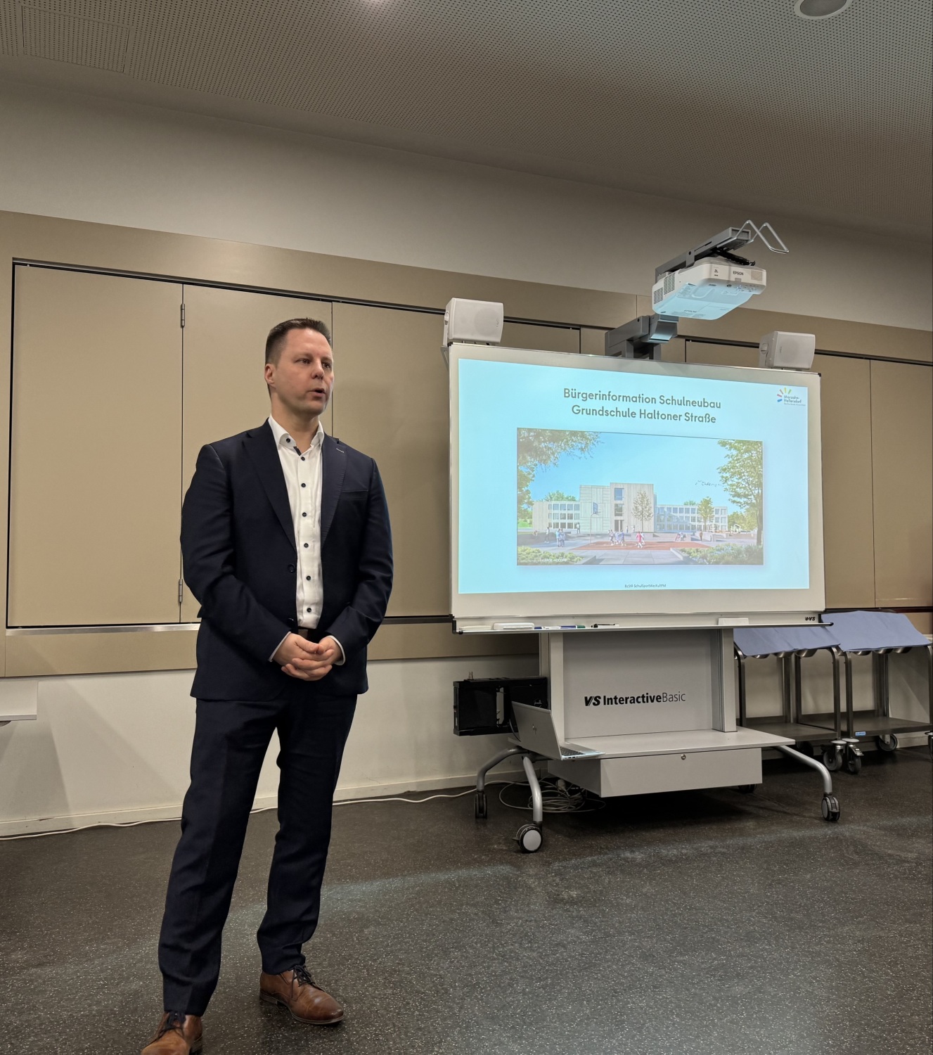 Informationsveranstaltung Schulneubau Haltoner Str. Herr Bley referiert