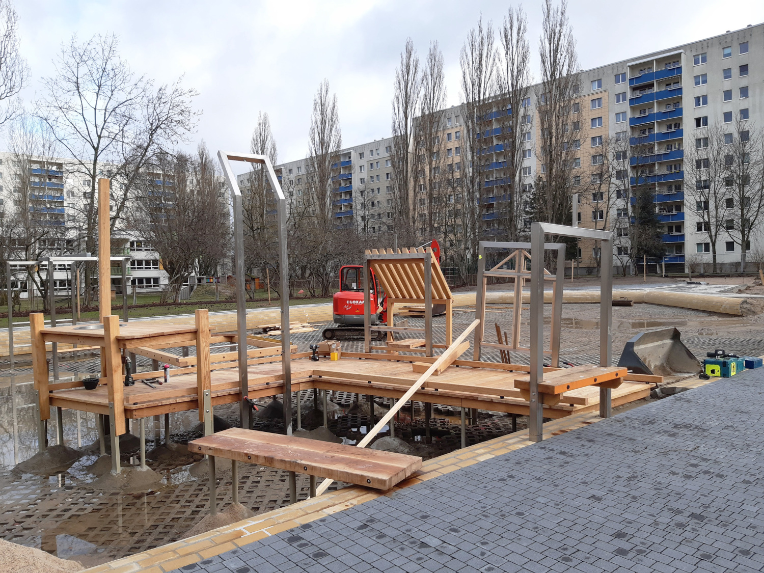 Baustelle mit neuen Spielgeräte im Aufbau