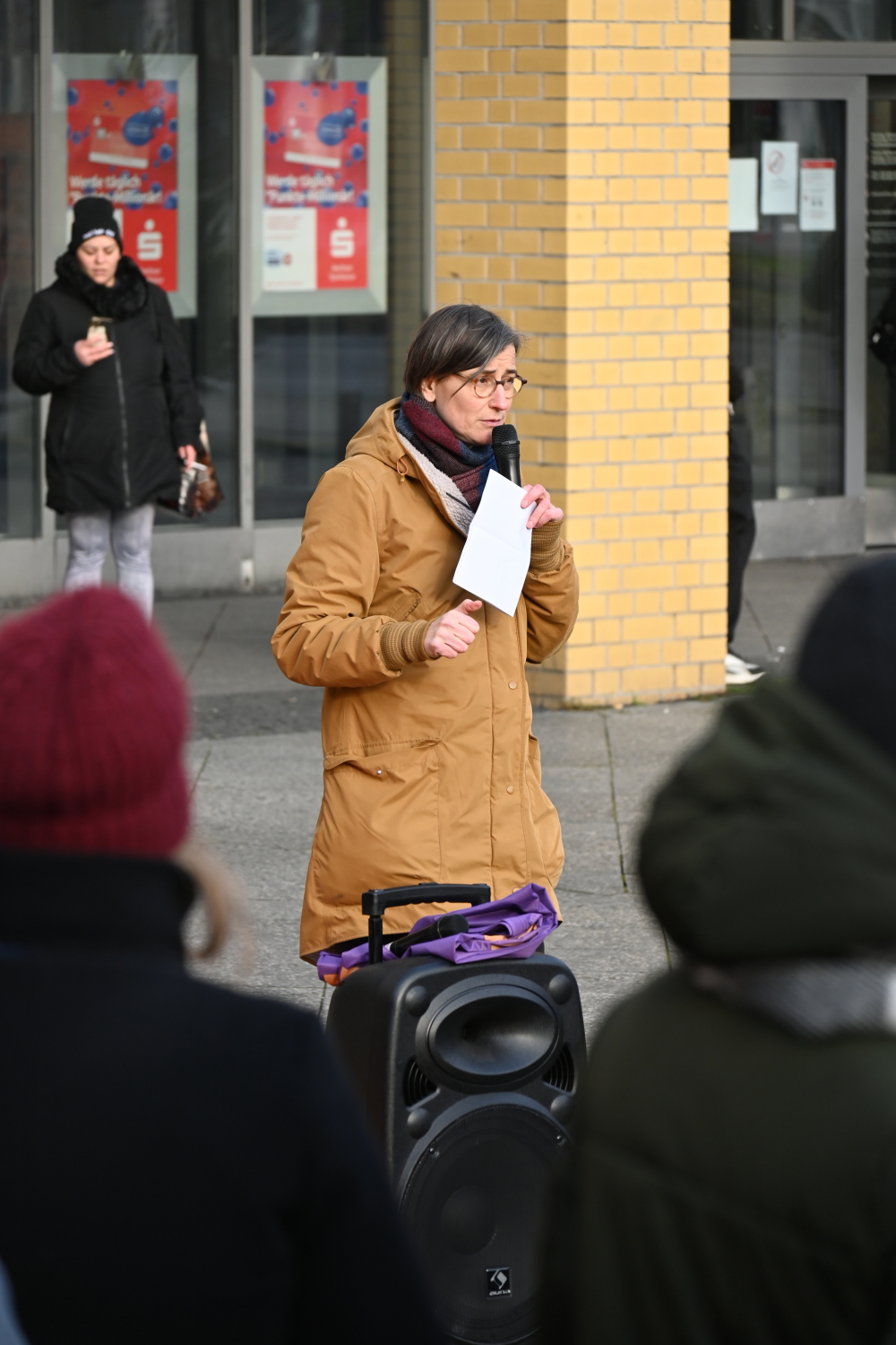 Maja Loeffler am Mikrofon