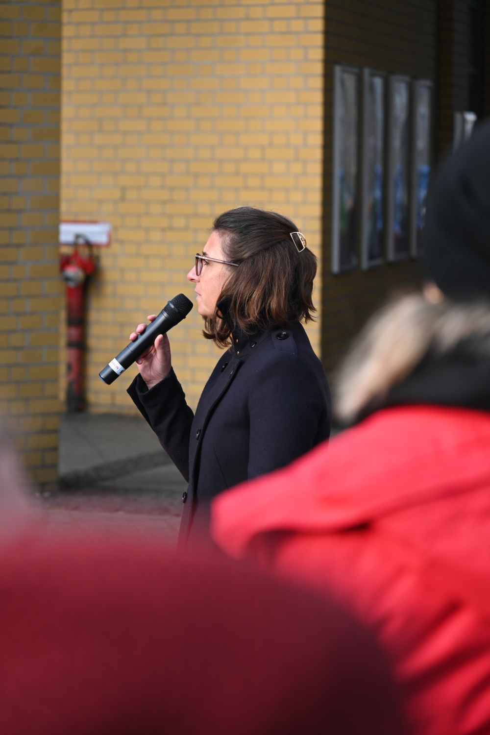 Nadja Zivkovic am Mikrofon