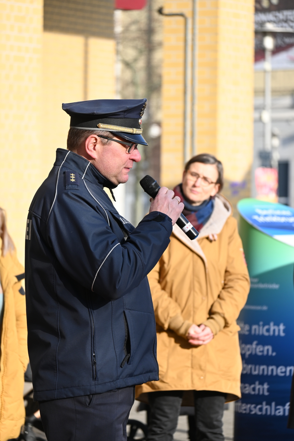 Vertreter der Polizei Berlin am Mikrofon