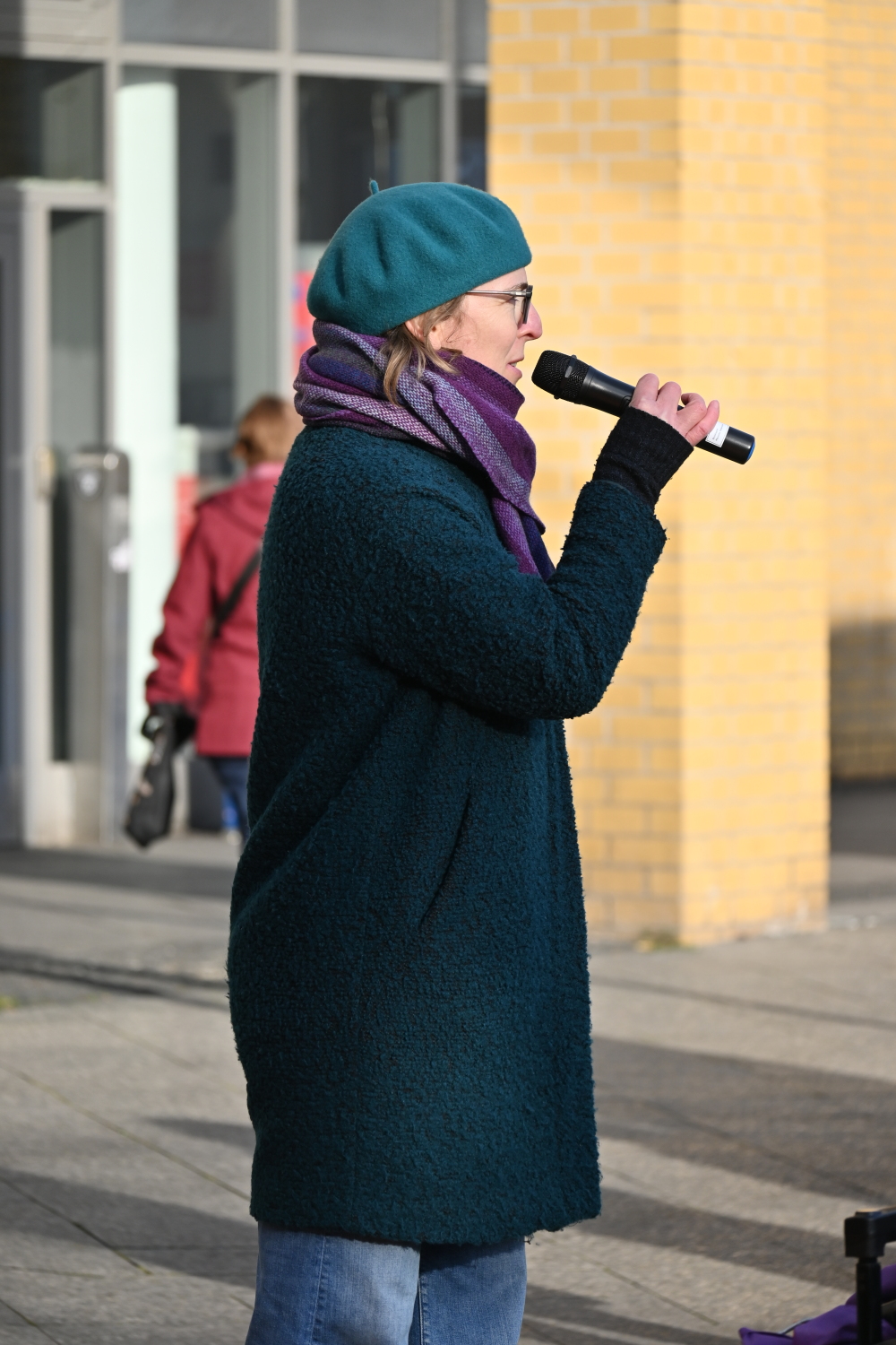 Manja Finnberg am Mikrofon