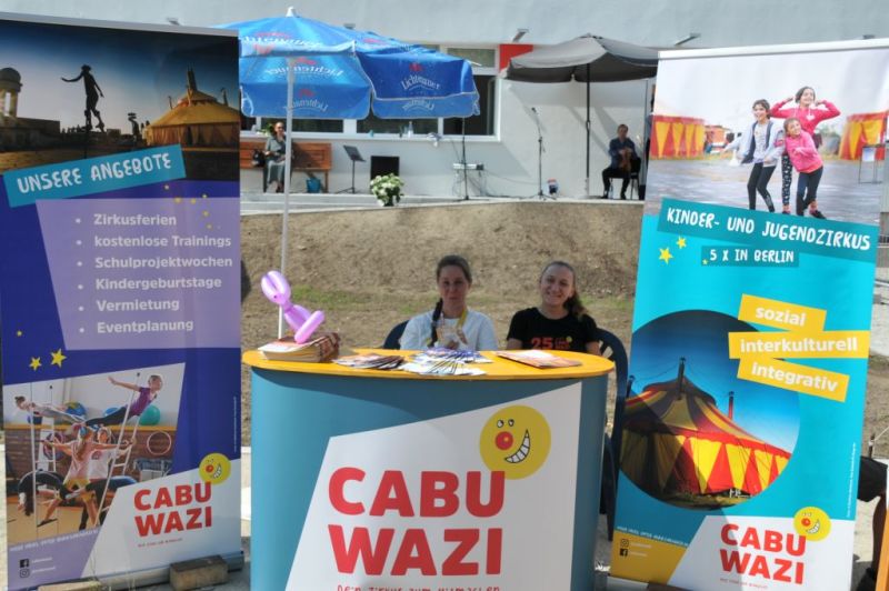 Eröffnung des Otto-Rosenberg-Hauses in Marzahn - Informationsstand der Kinder- und Jugendzirkus CABUWAZI
