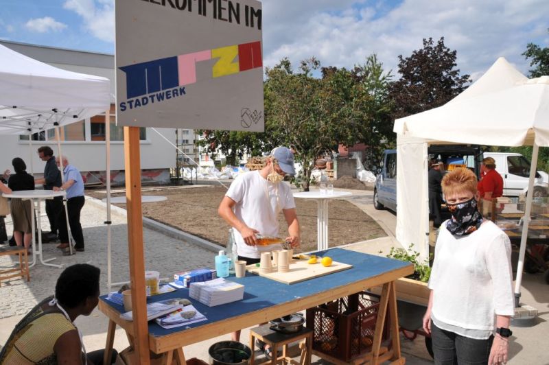 Eröffnung des Otto-Rosenberg-Hauses in Marzahn - Petra Pau (MdB) am Getränkestand