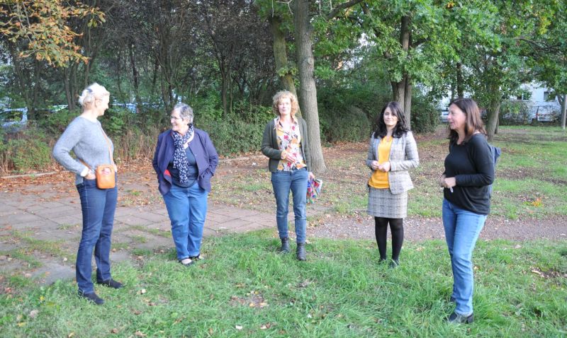 „Lange Tafel der Nachbarschaft“ am Sonnengarten - Bezirksbürgermeisterin Dagmar Pohle mit Vertreterinnen der Paradiesgärten, der MUF Paul-Schwenk-Straße und des Stadtteilzentrums MOSAIK