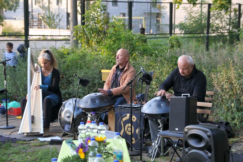 „Lange Tafel der Nachbarschaft“ am Sonnengarten - Die Gruppe „Klang Art Berlin“