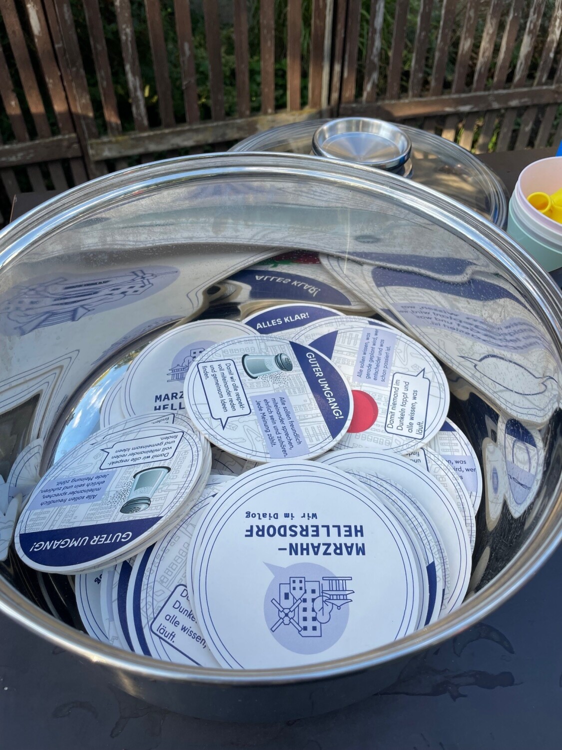 Blick durch den Deckel auf die Zutaten der Beteiligungssuppe